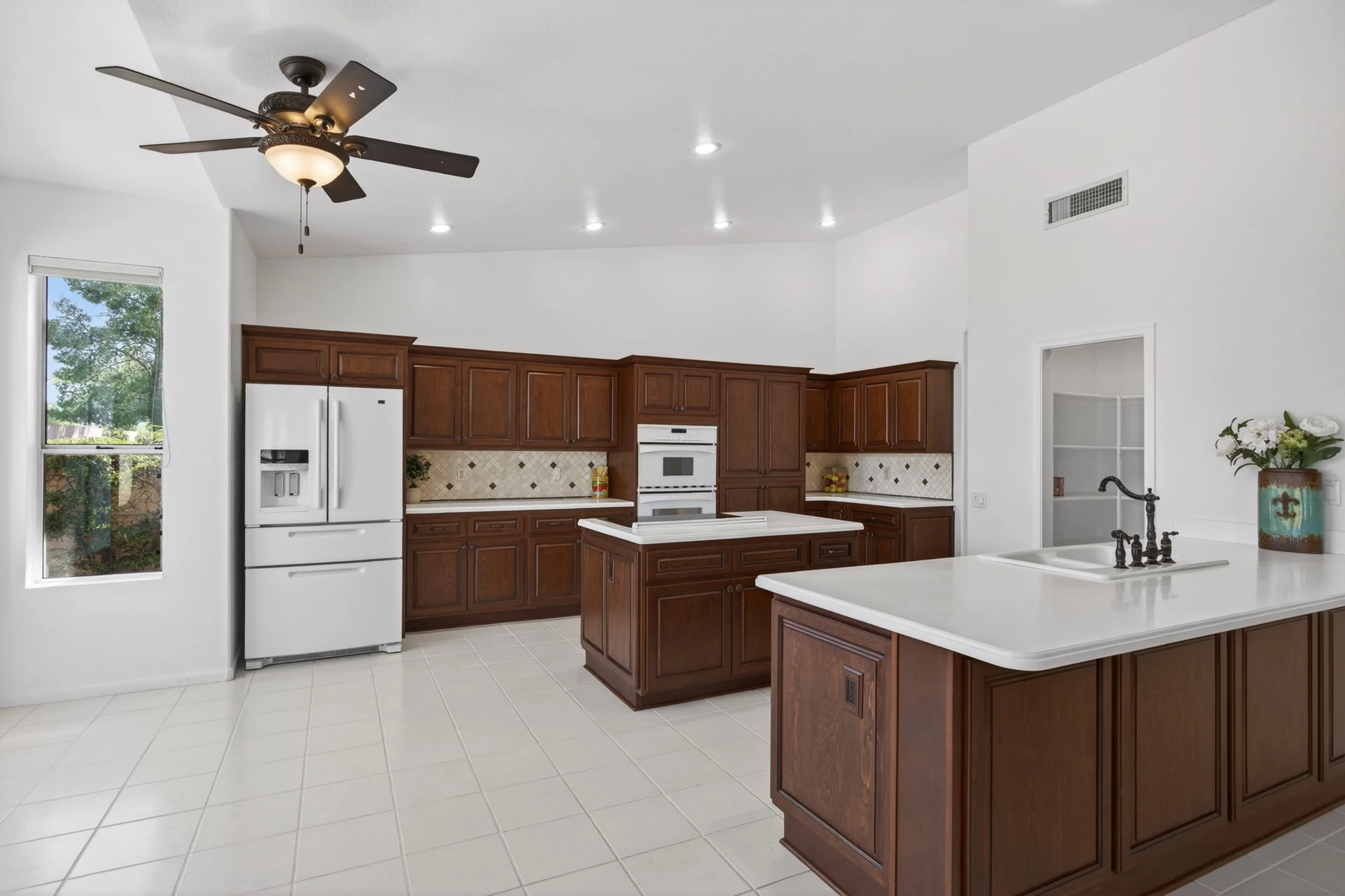 19 Kitchen photo d.jpg