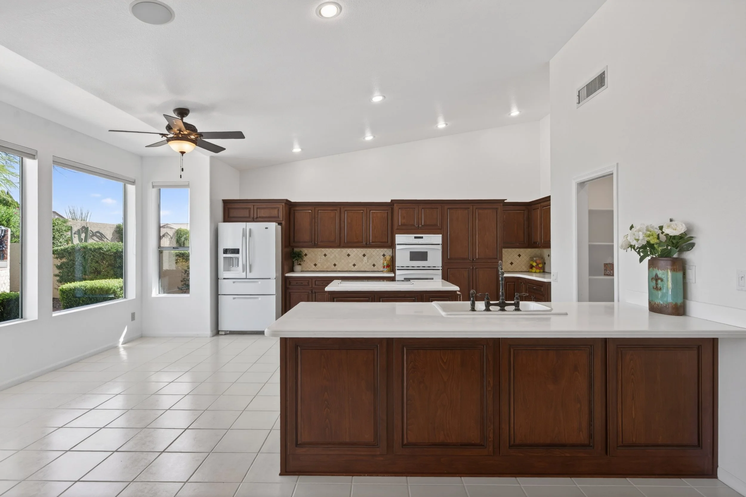 20 Kitchen photo e.jpg