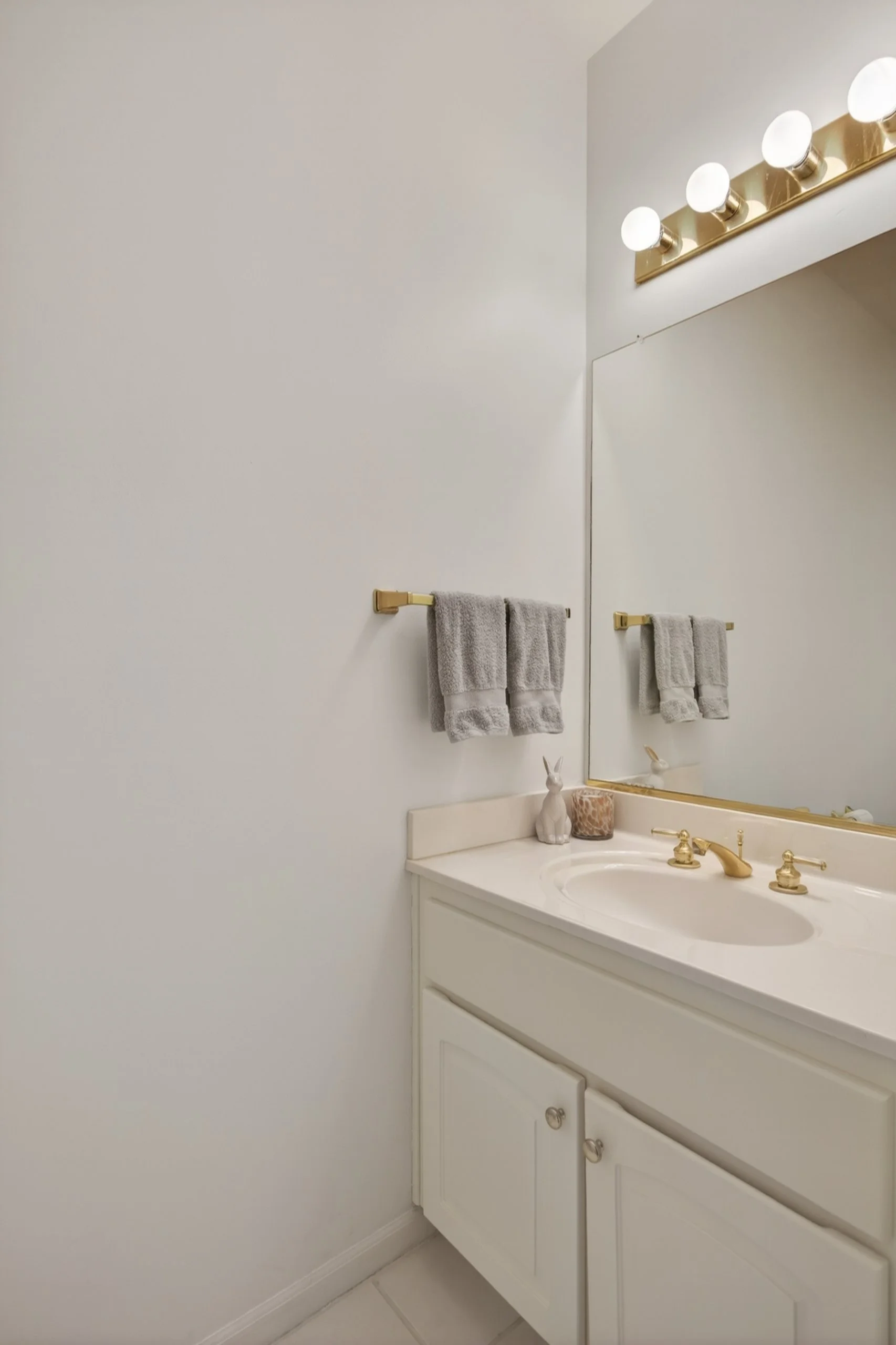 21 Bathroom 1.jpg