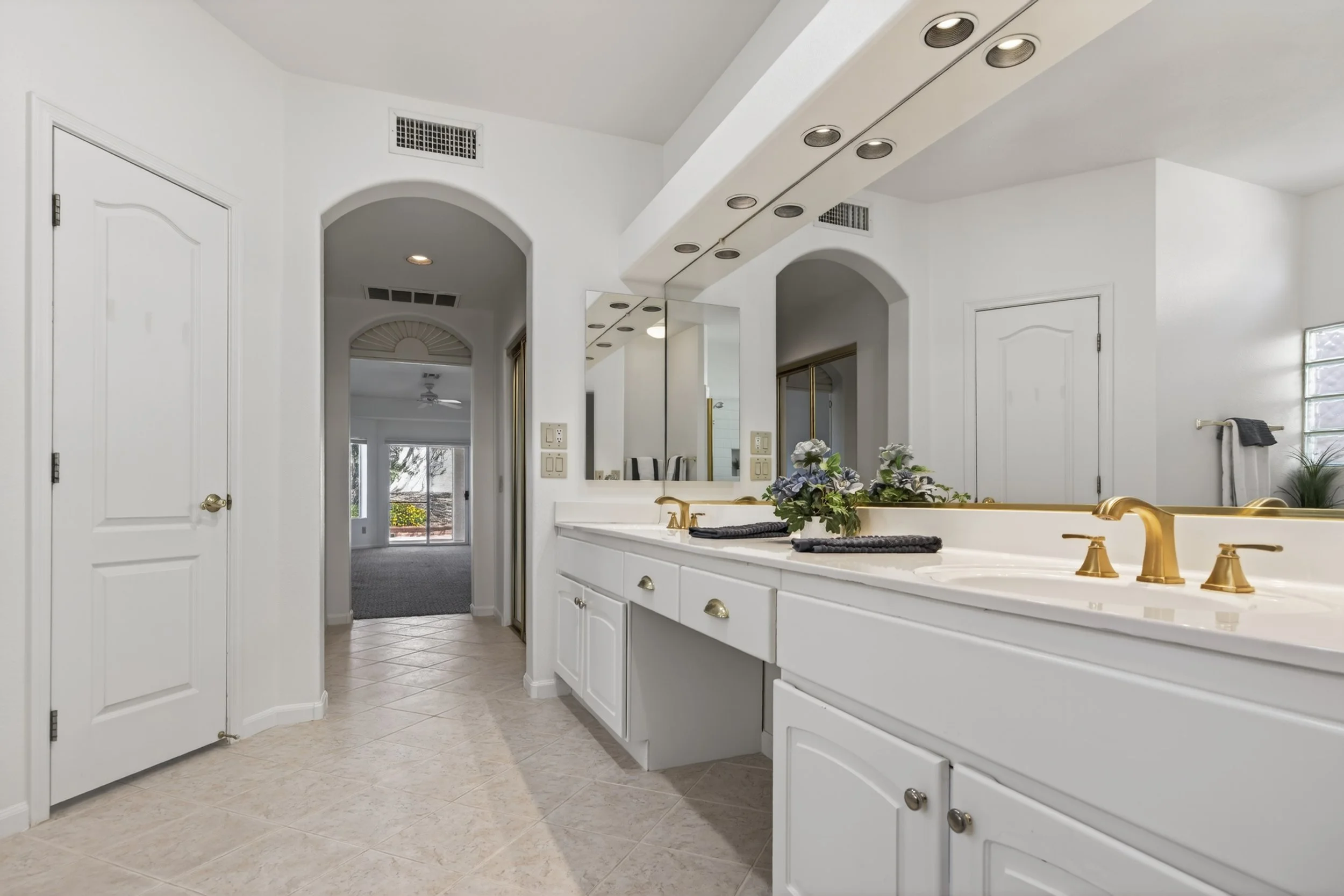 27 Main Bathroom photo a.jpg