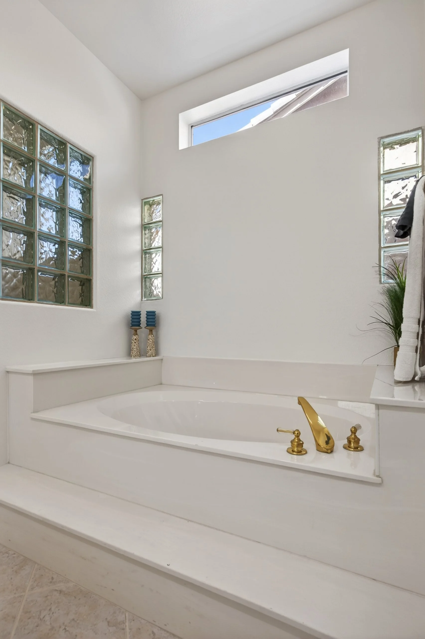 28 Main Bathroom photo b.jpg