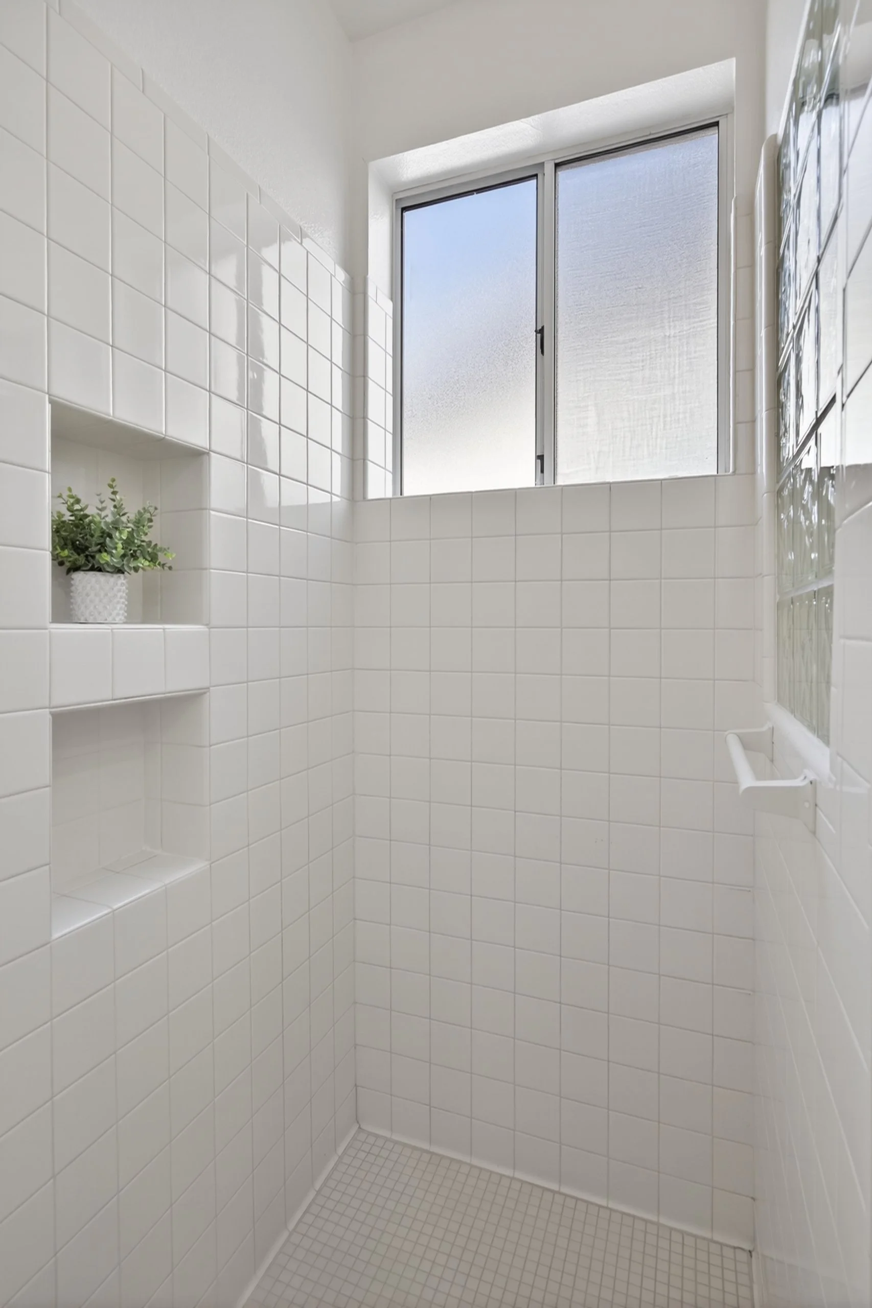 29 Main Bathroom photo c.jpg