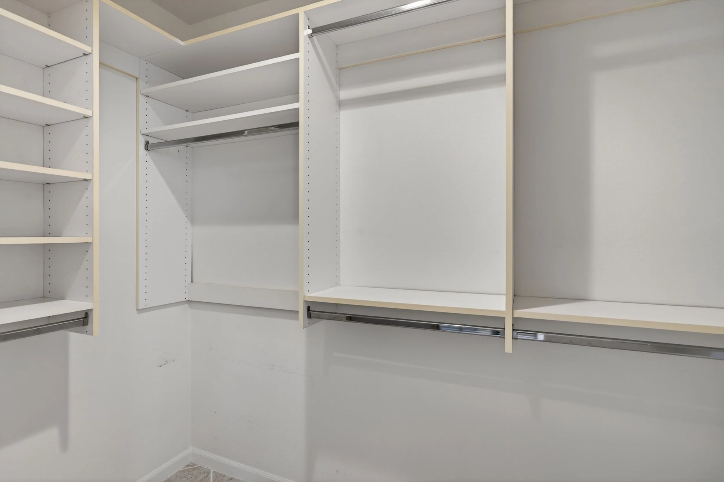 31 Main Bedroom Closet 2.jpg