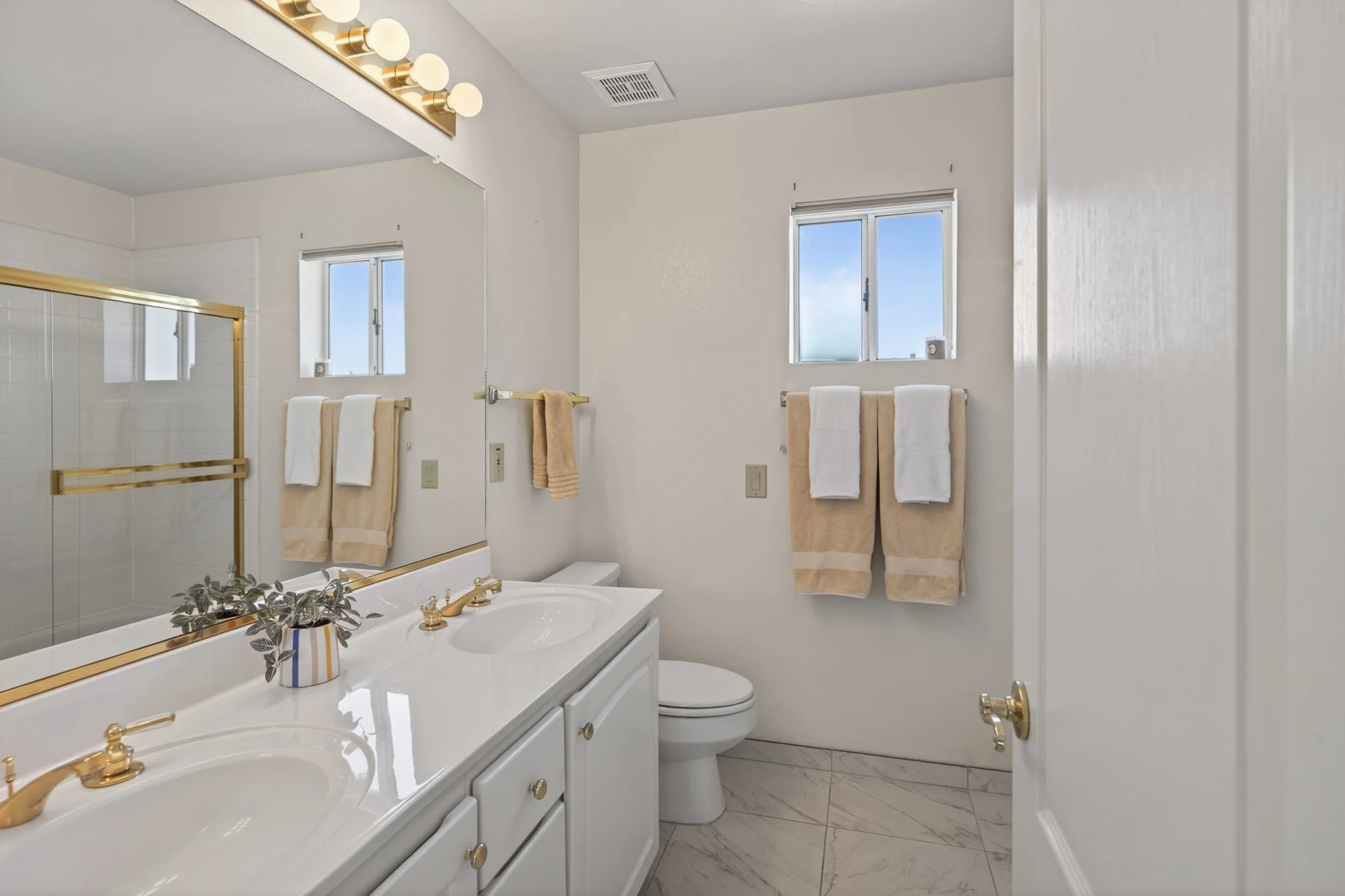 35 Bathroom 2 photo a.jpg