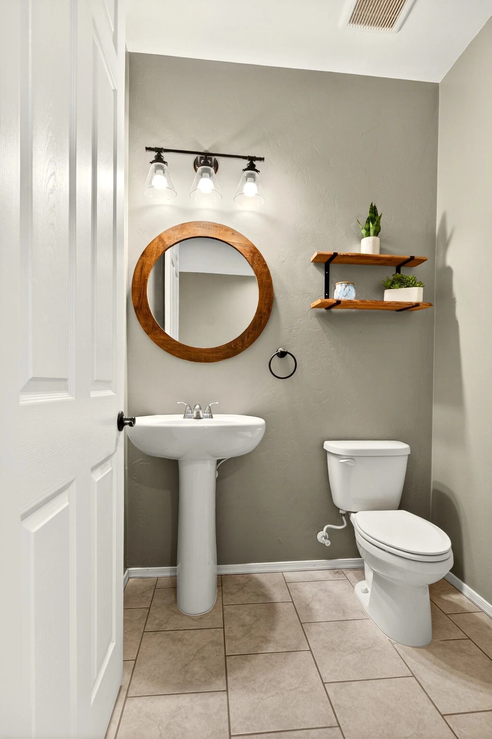 10 Bathroom 1.jpg