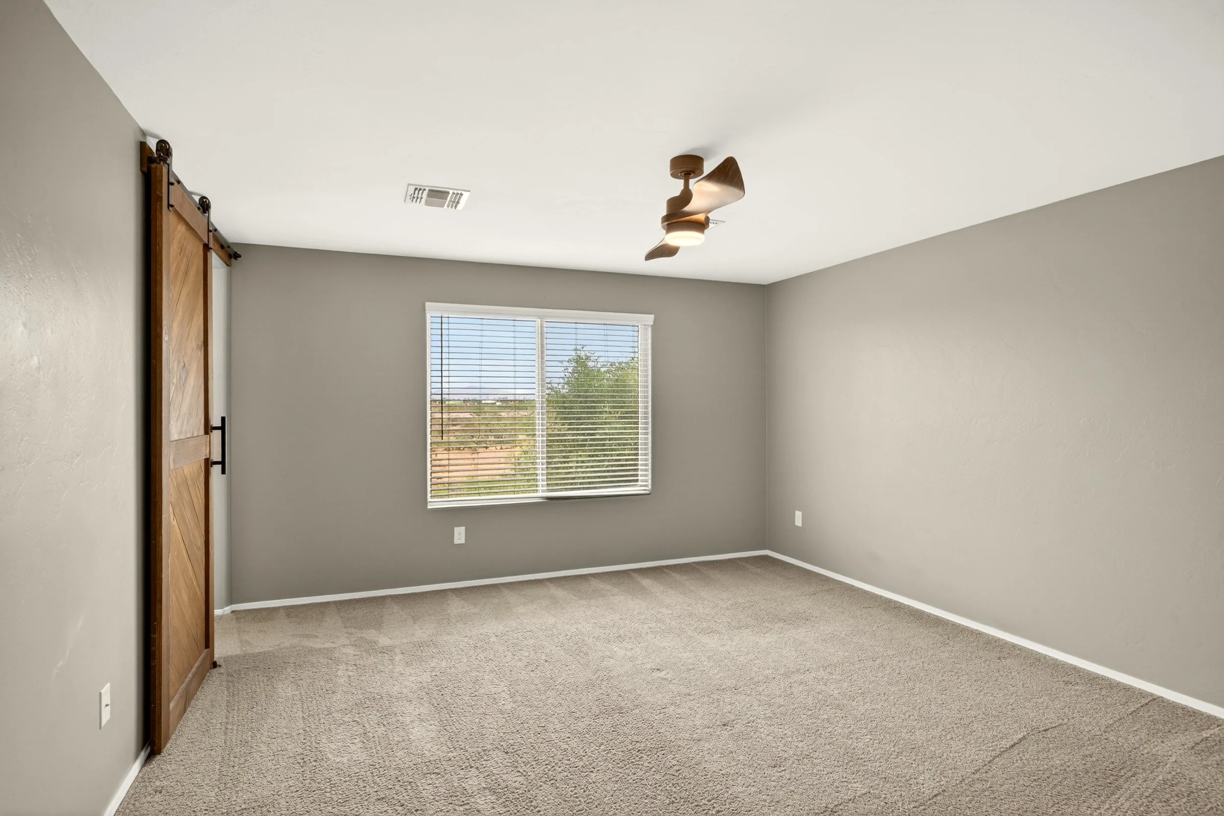 23 Main Bedroom photo a.jpg