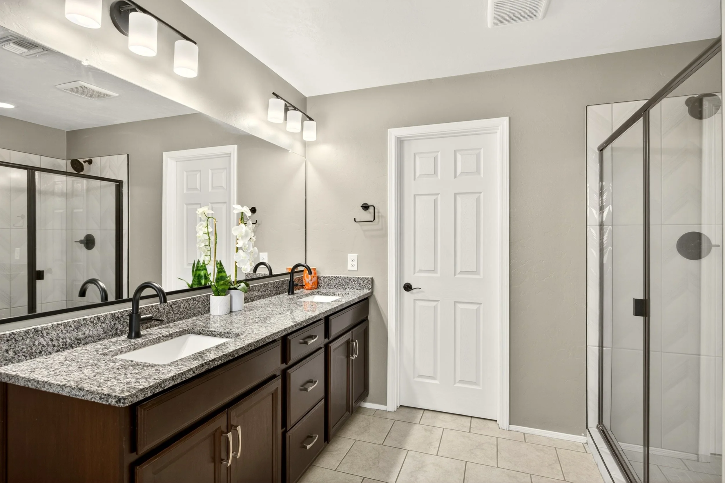 25 Main Bathroom photo a.jpg