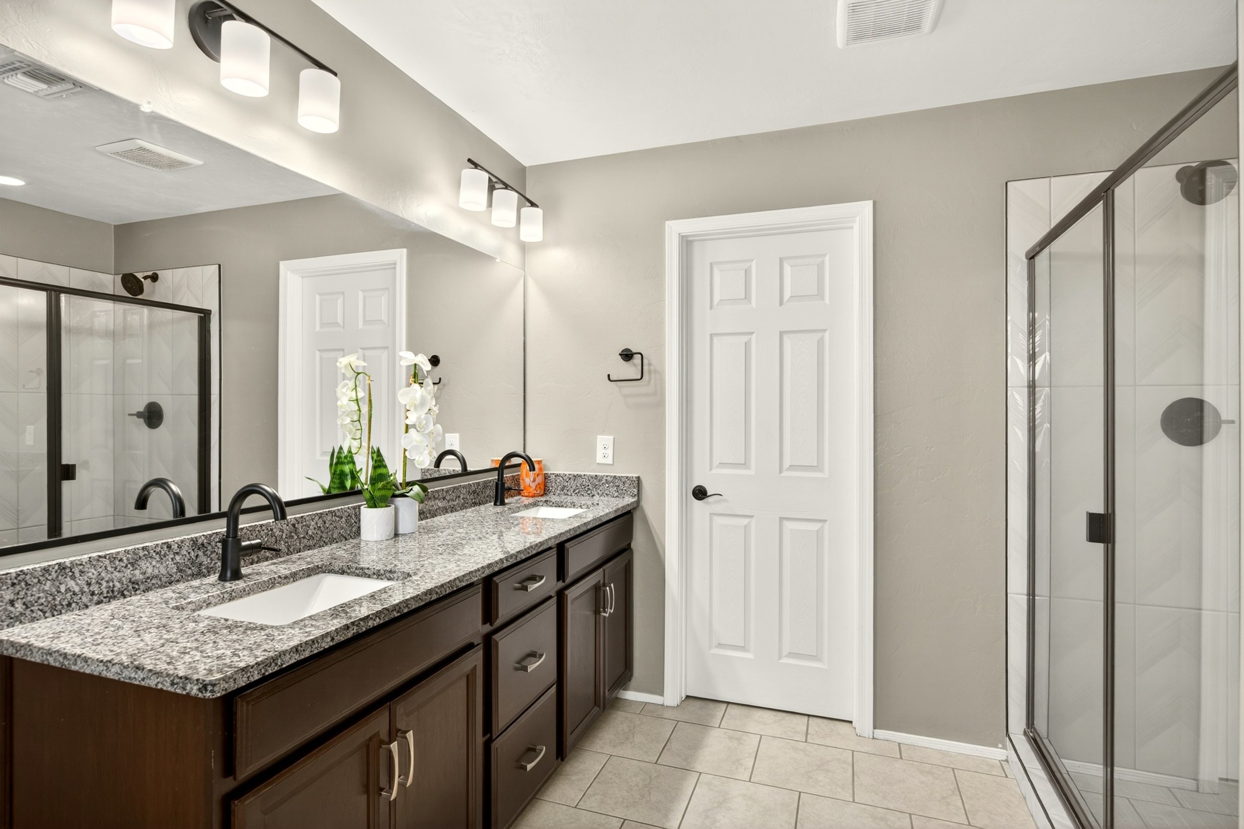 25 Main Bathroom photo a.jpg