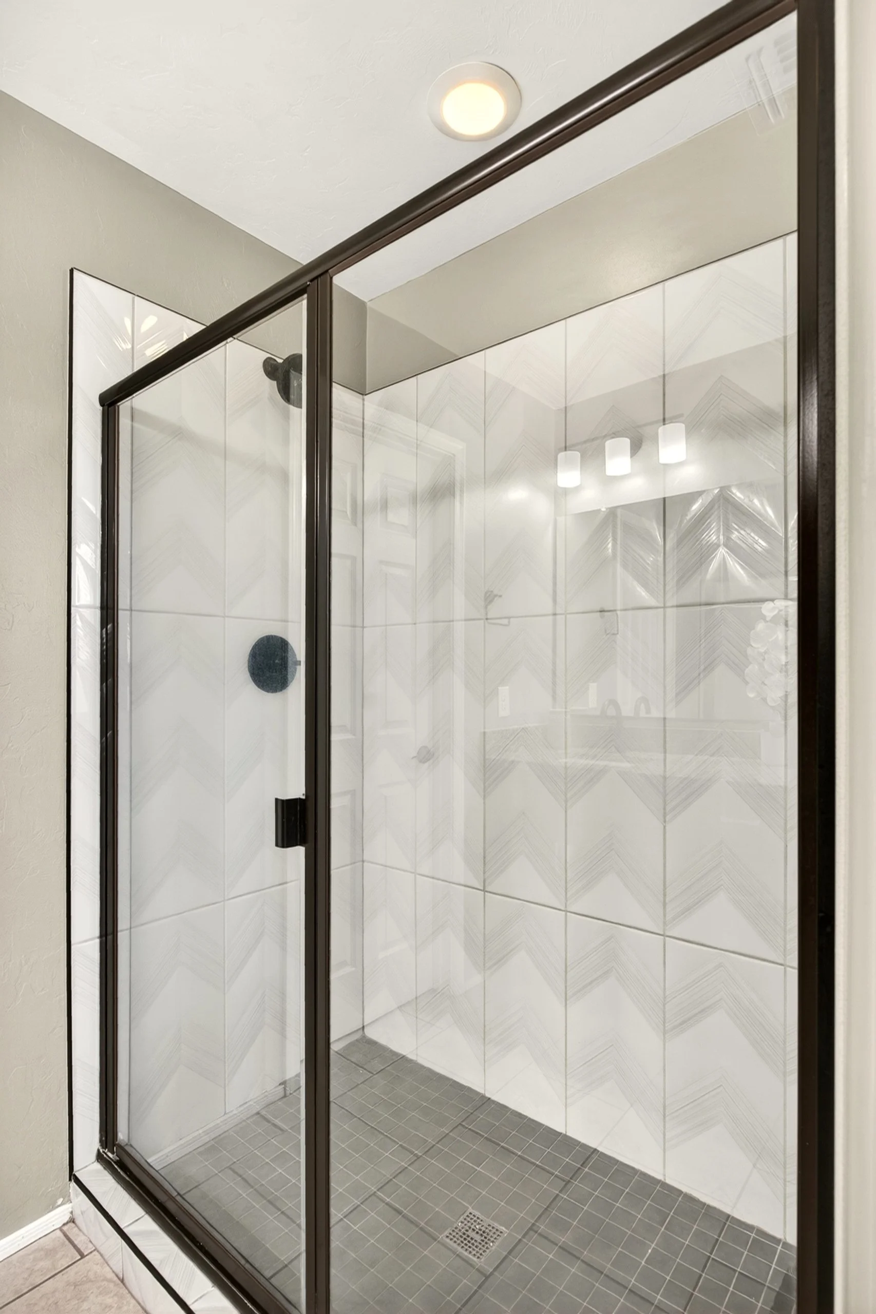 26 Main Bathroom photo b.jpg