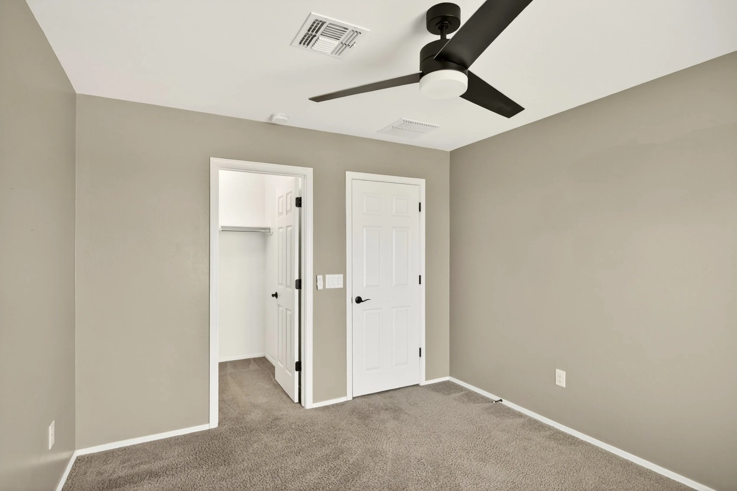 32 Bedroom 2 photo .jpg