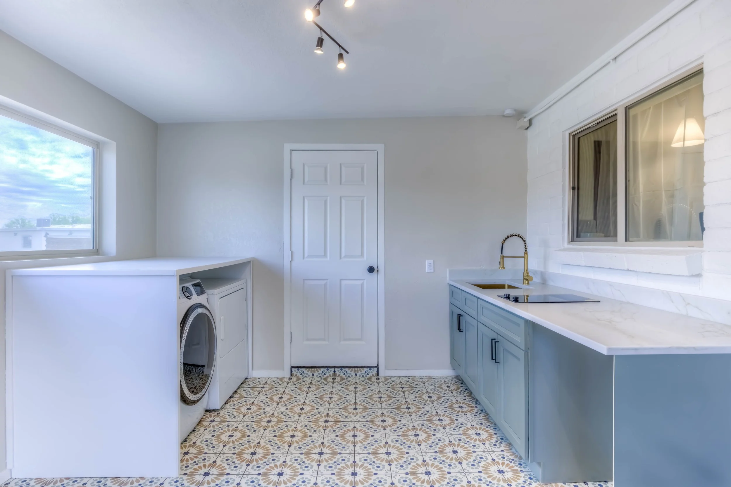 16 Guest Kitchen:Laundry.jpg