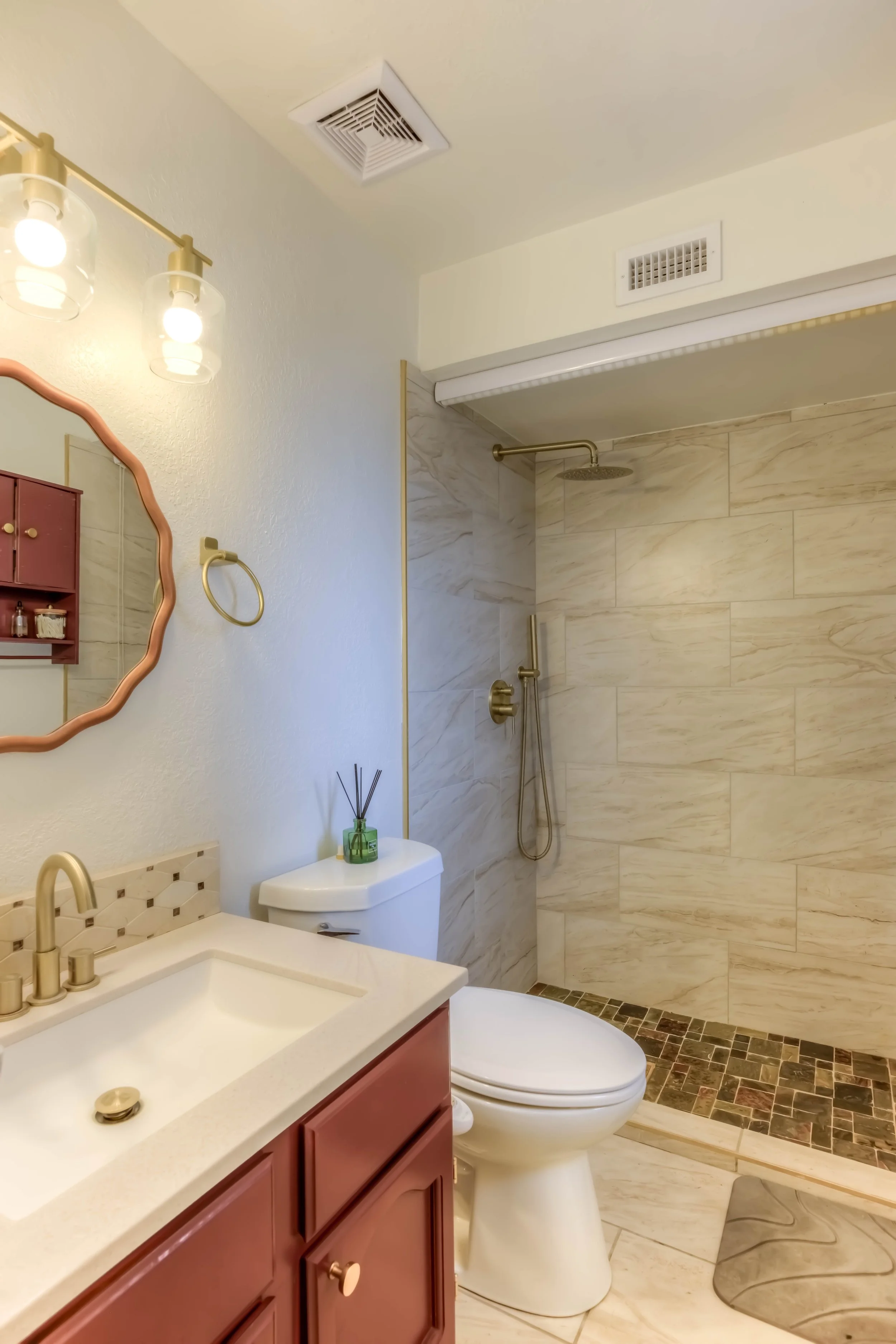 26 Main Bathroom photo a.jpg