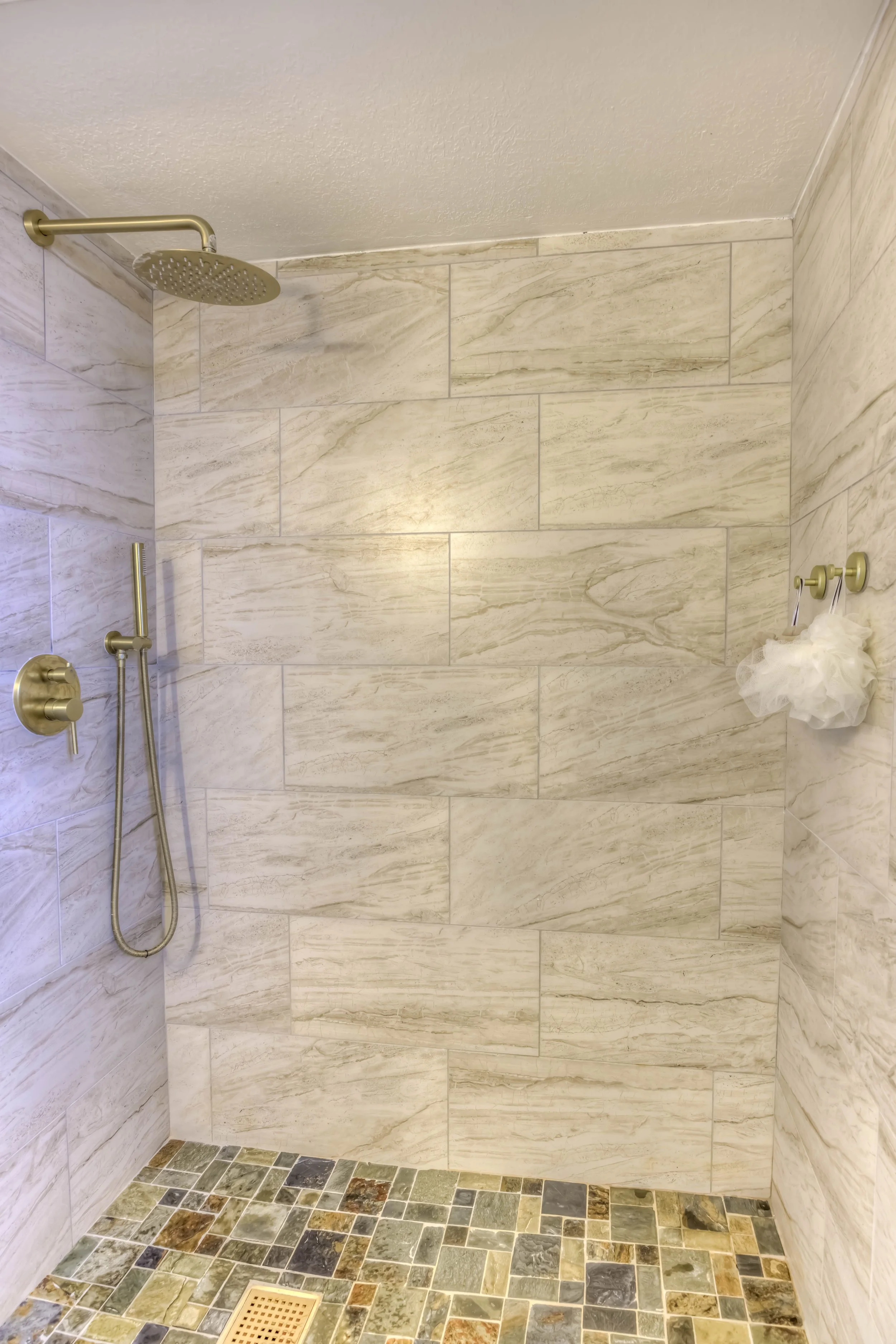 27 Main Bathroom photo b.jpg