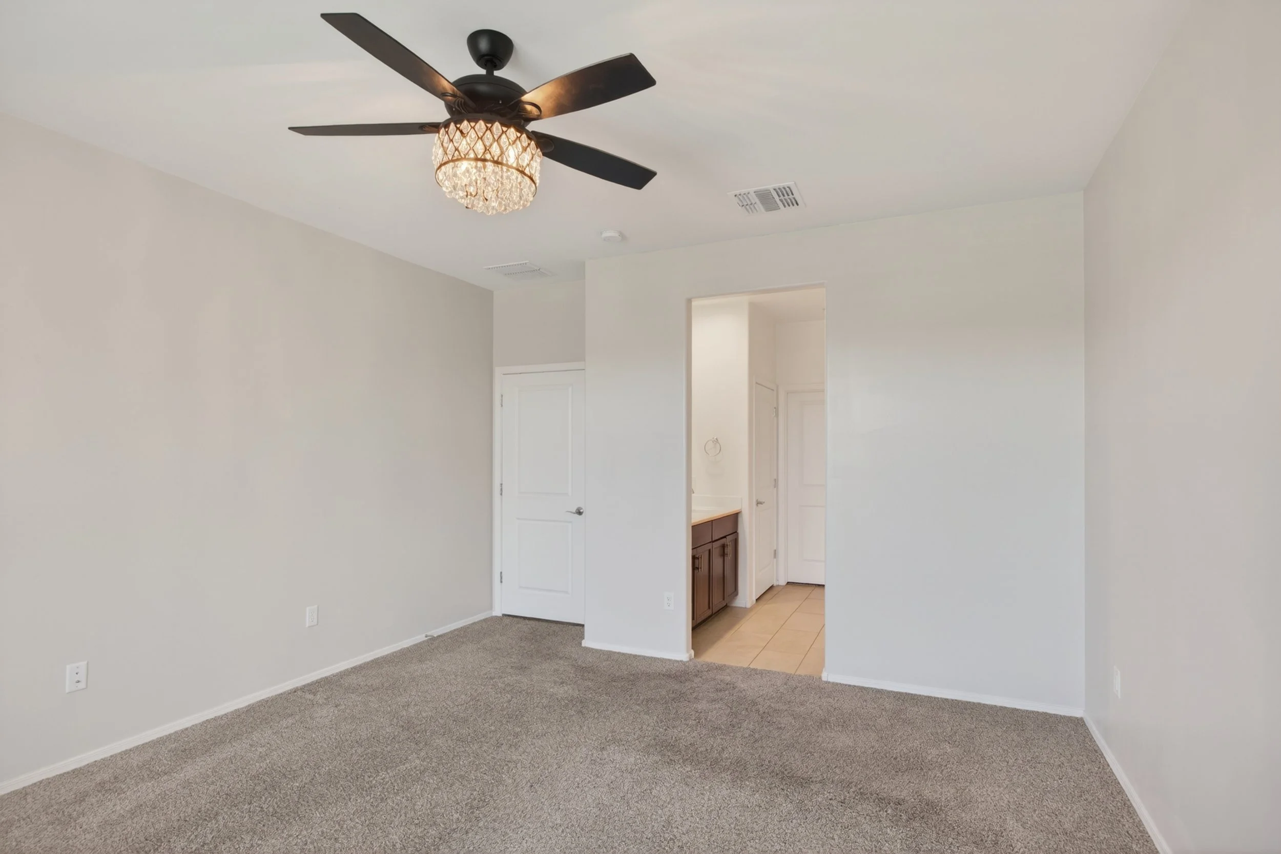 17 Main Bedroom photo c.jpg