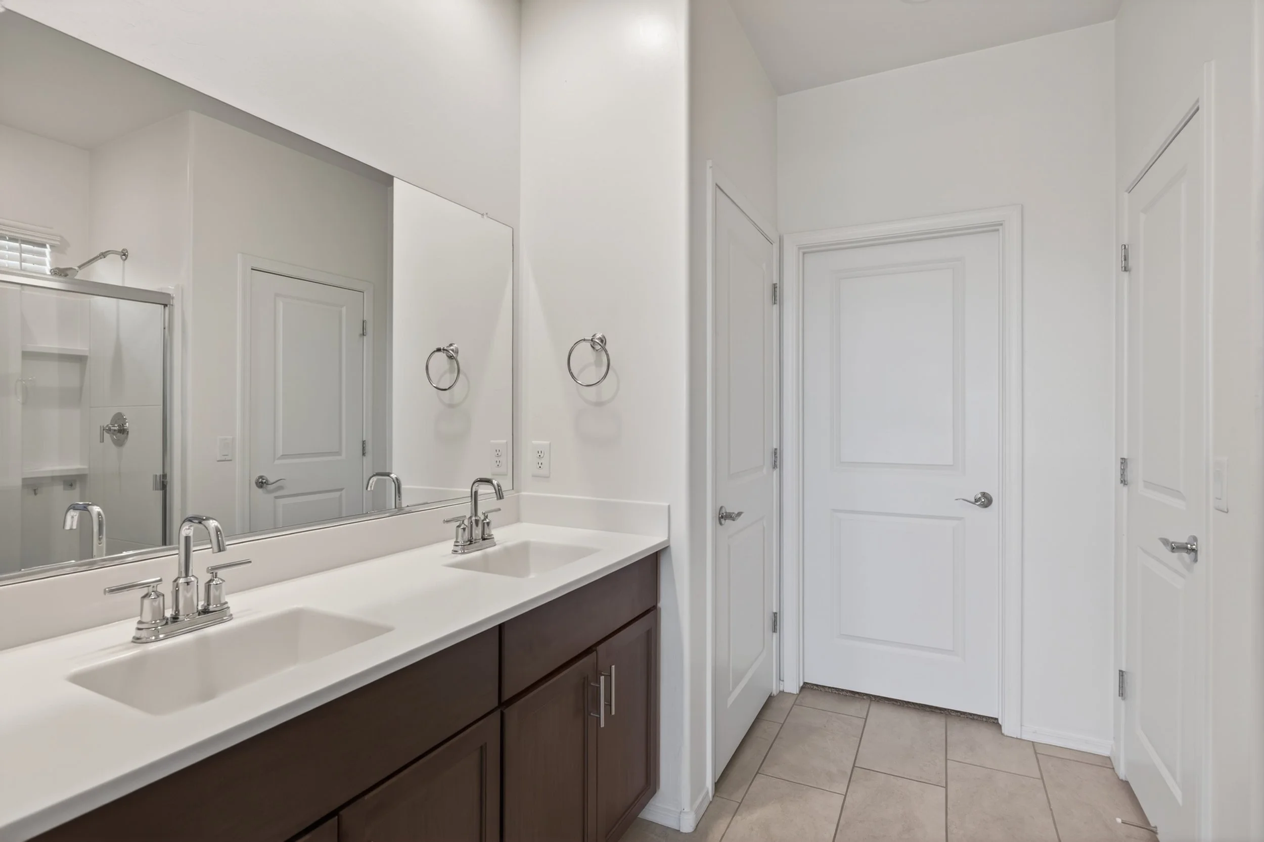 18 Main Bathroom photo a.jpg