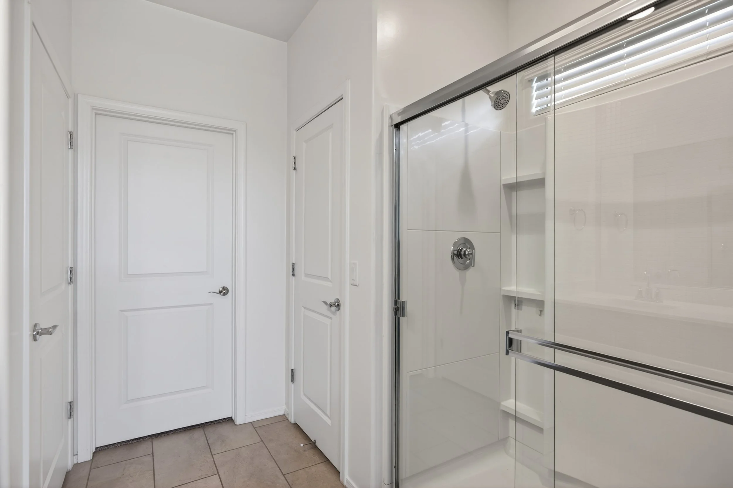 19 Main Bathroom photo b.jpg