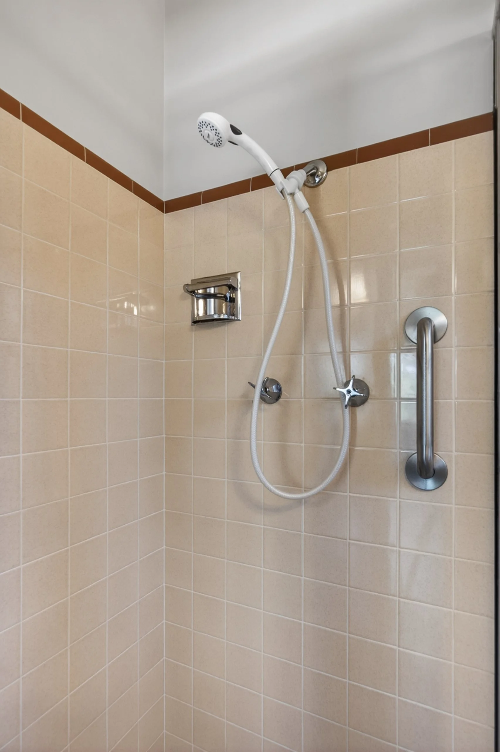 15 Main Bathroom photo b.jpg