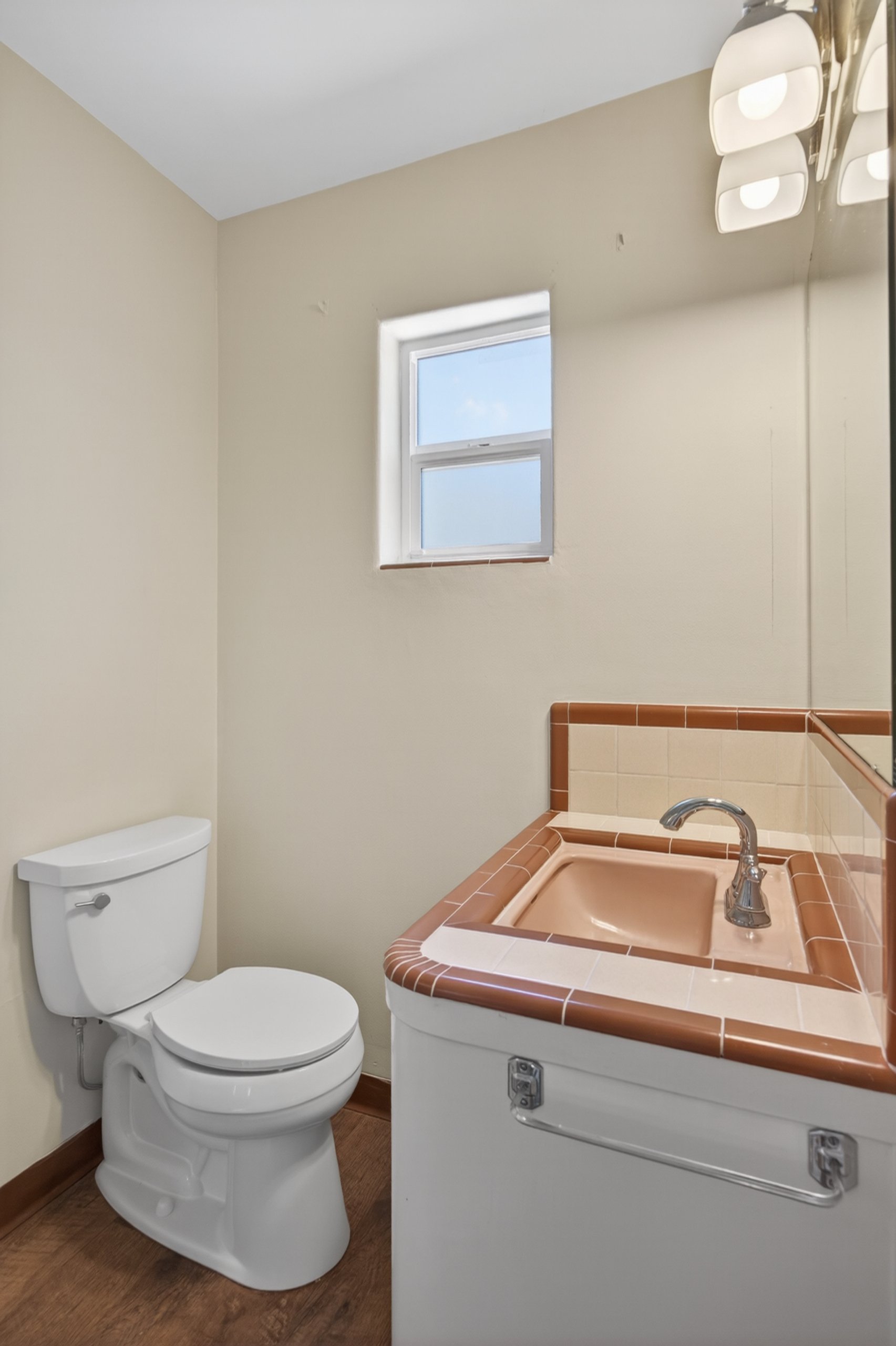 16 Main Bathroom photo c.jpg