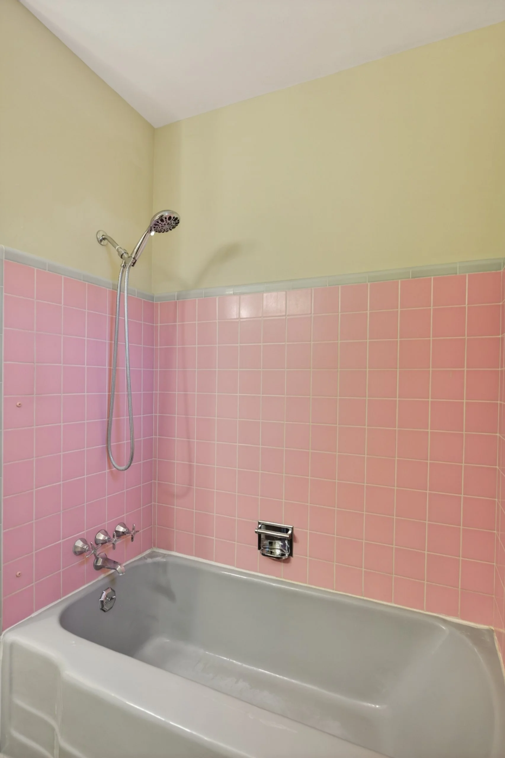 18 Bathroom photo b.jpg