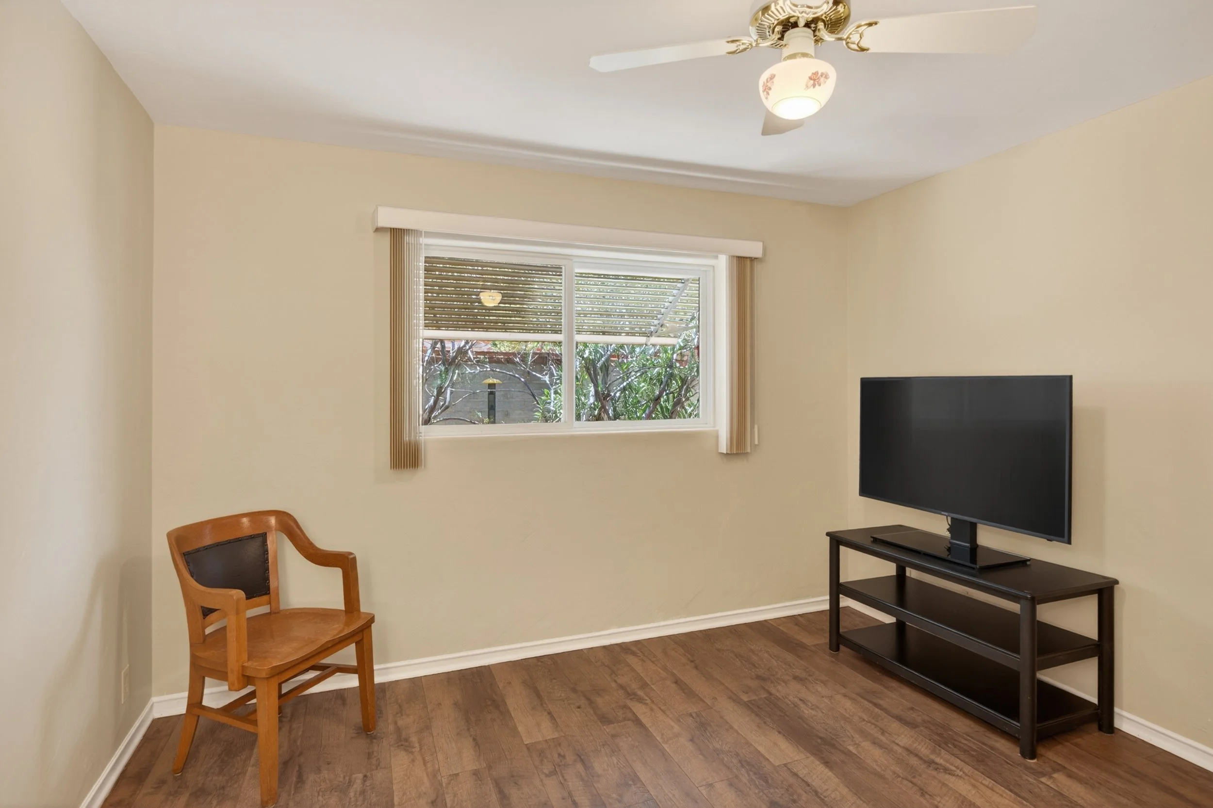 20 Bedroom 1 photo b.jpg
