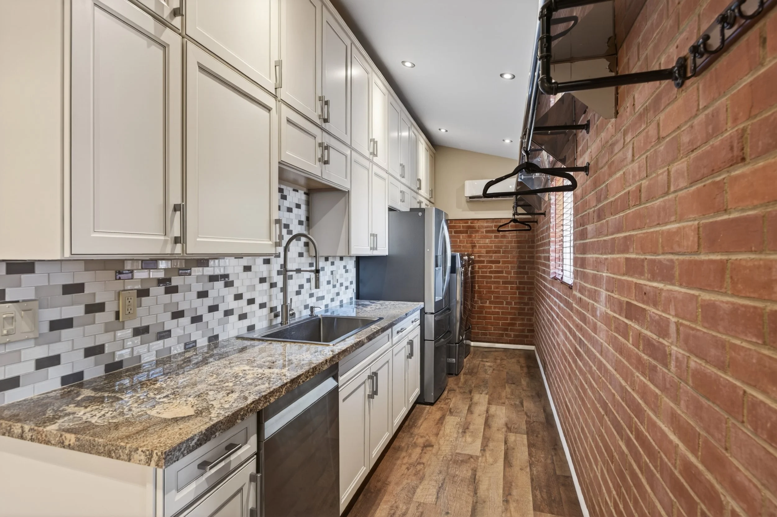 28 Laundry:Utility Room photo a.jpg