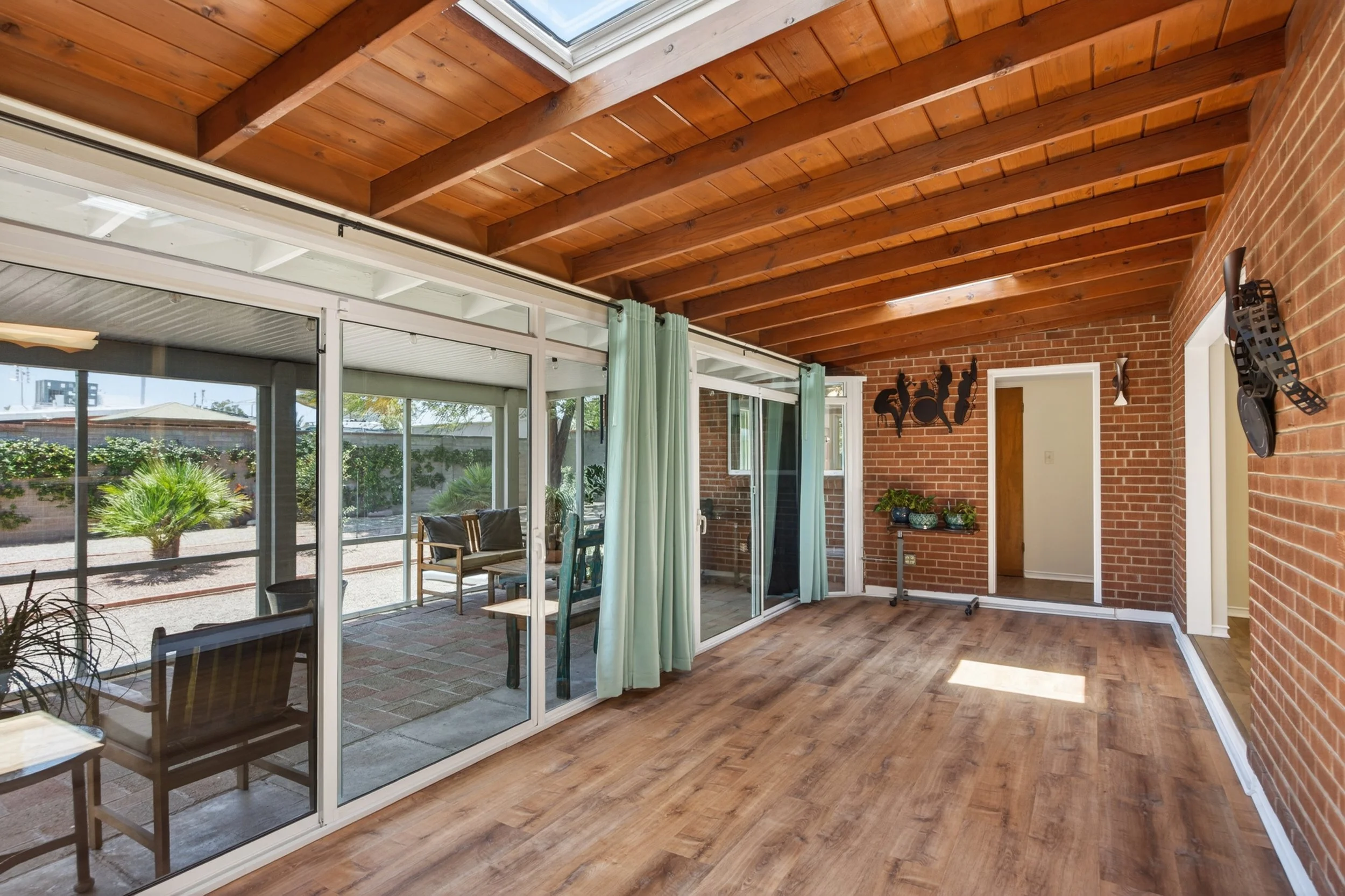 33 Family Room photo b.jpg