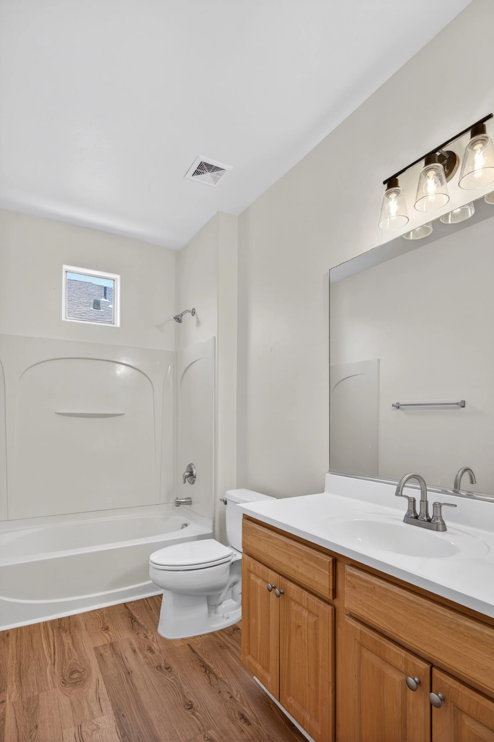 10 Bathroom.jpg