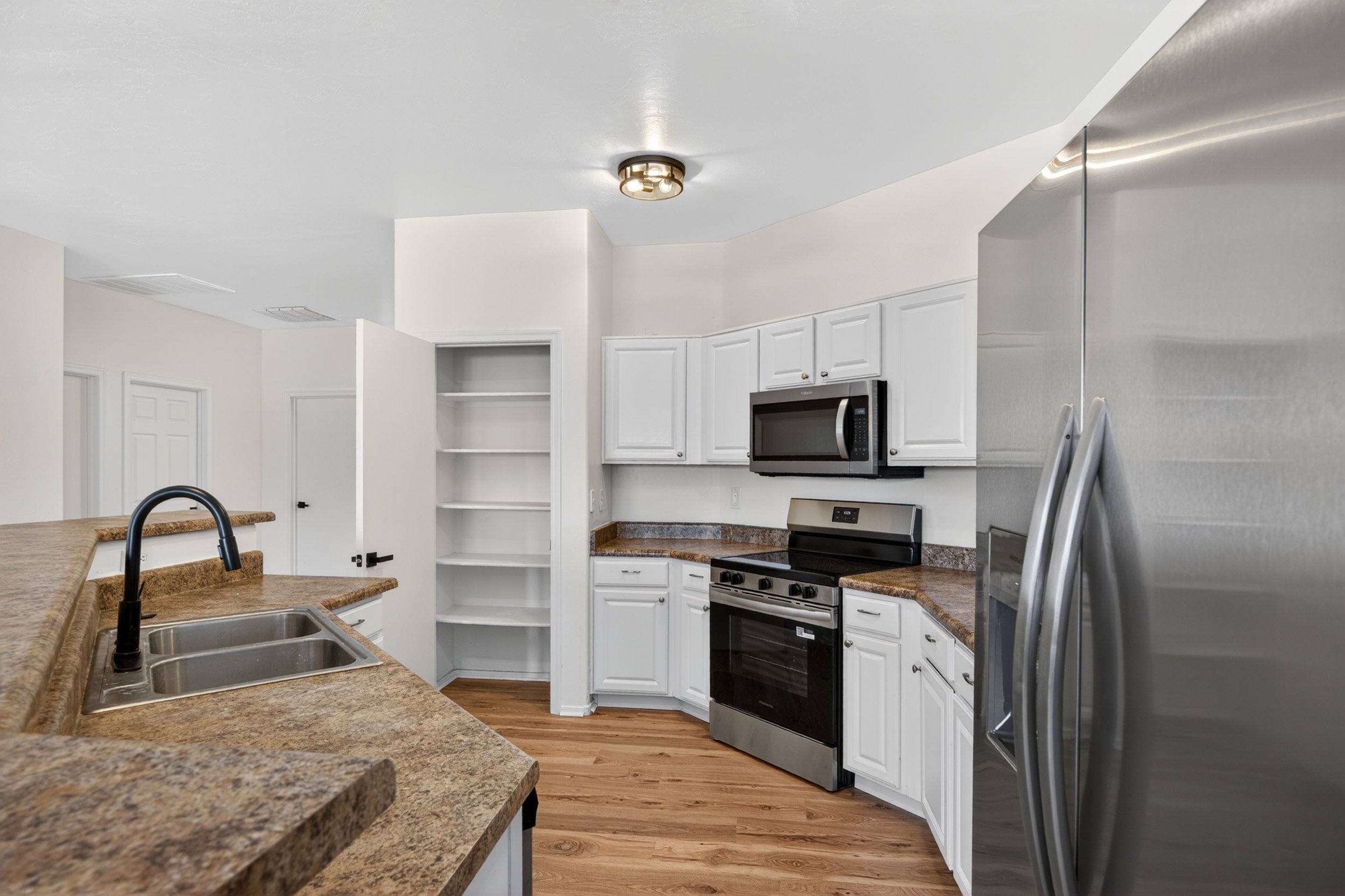 19 Kitchen photo e.jpg
