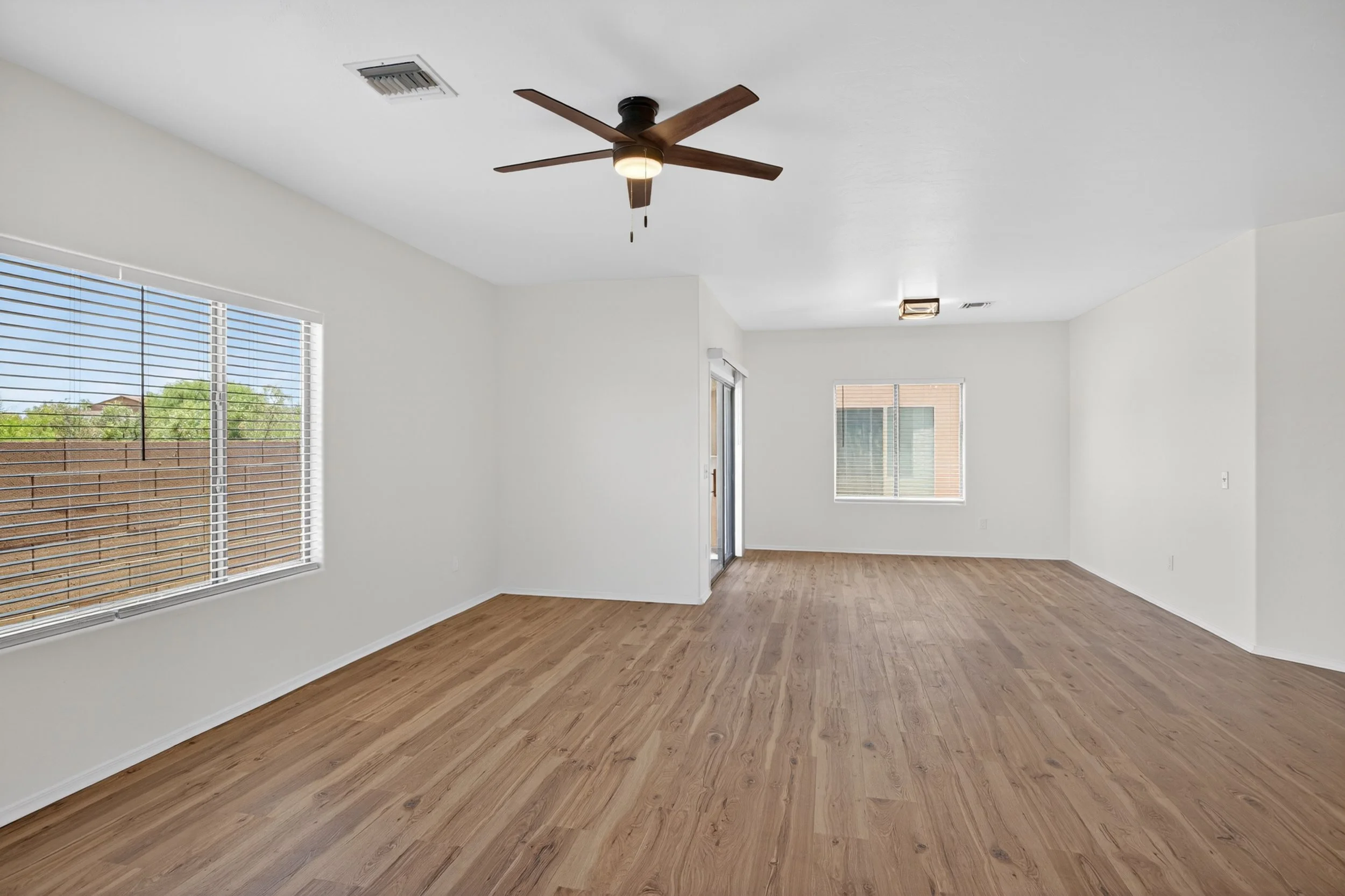 25 Living Room photo e.jpg