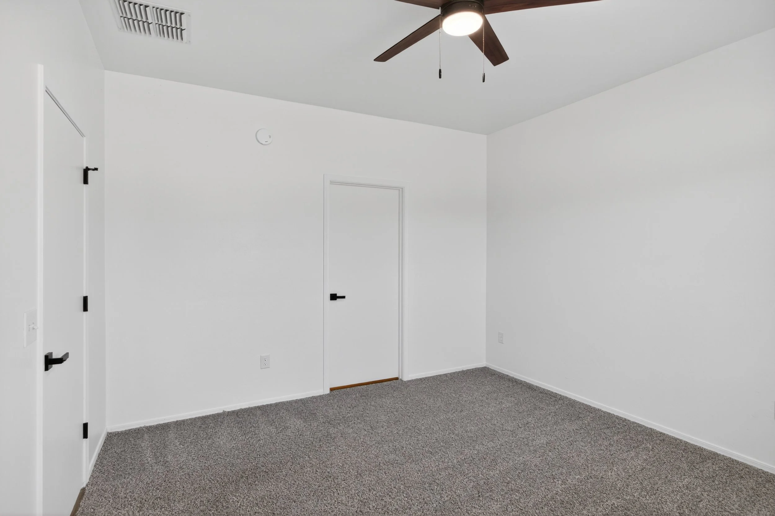 27 Main Bedroom photo b.jpg