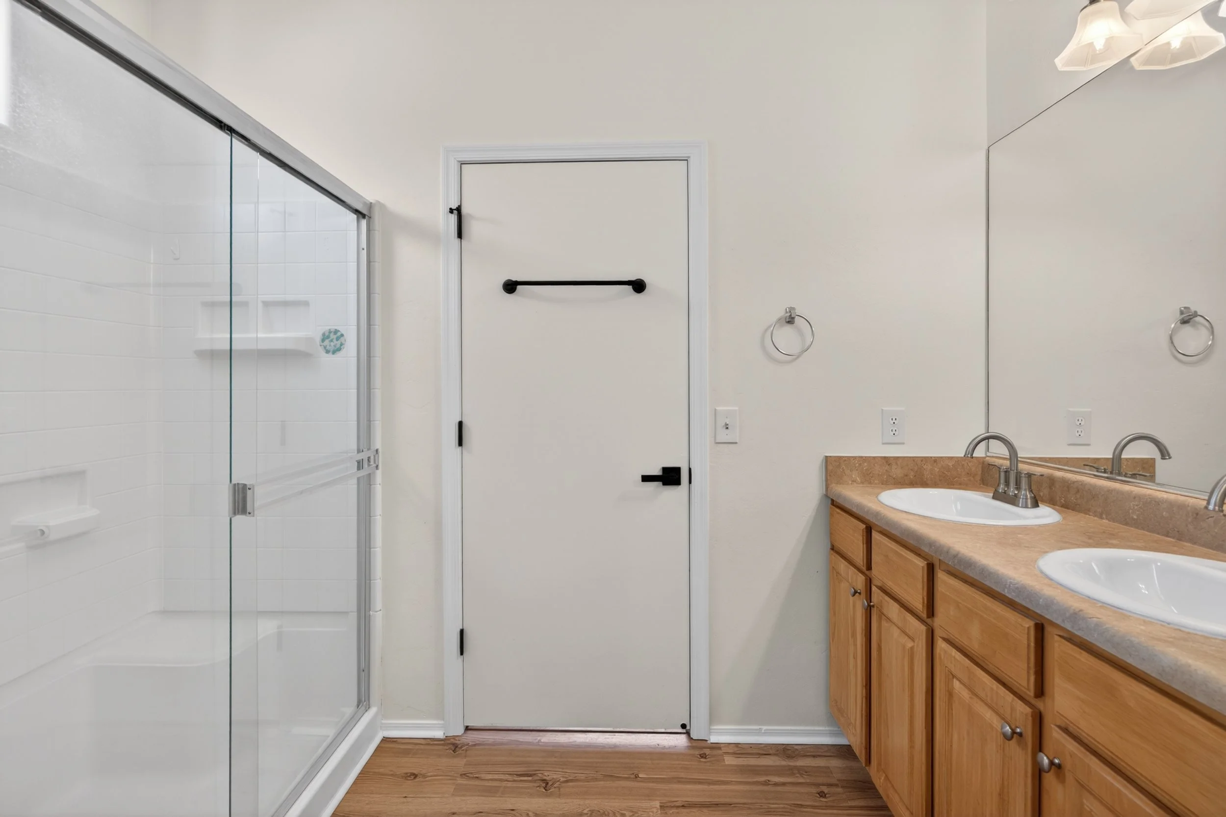 28 Main Bathroom.jpg