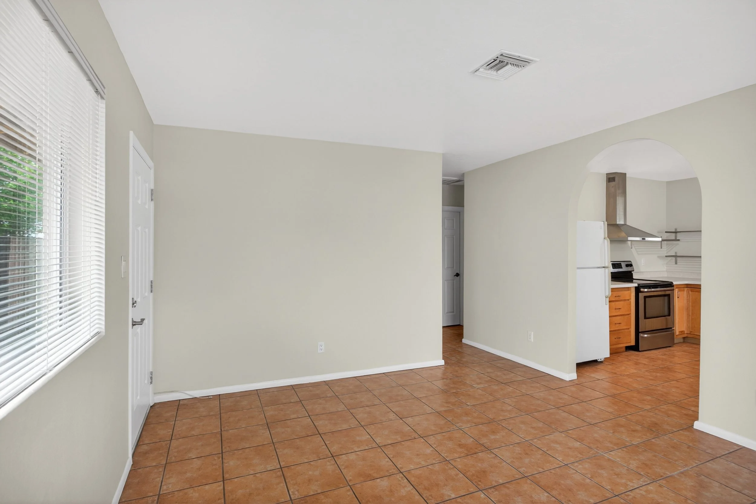 10 Living Room 1727 photo b.jpg