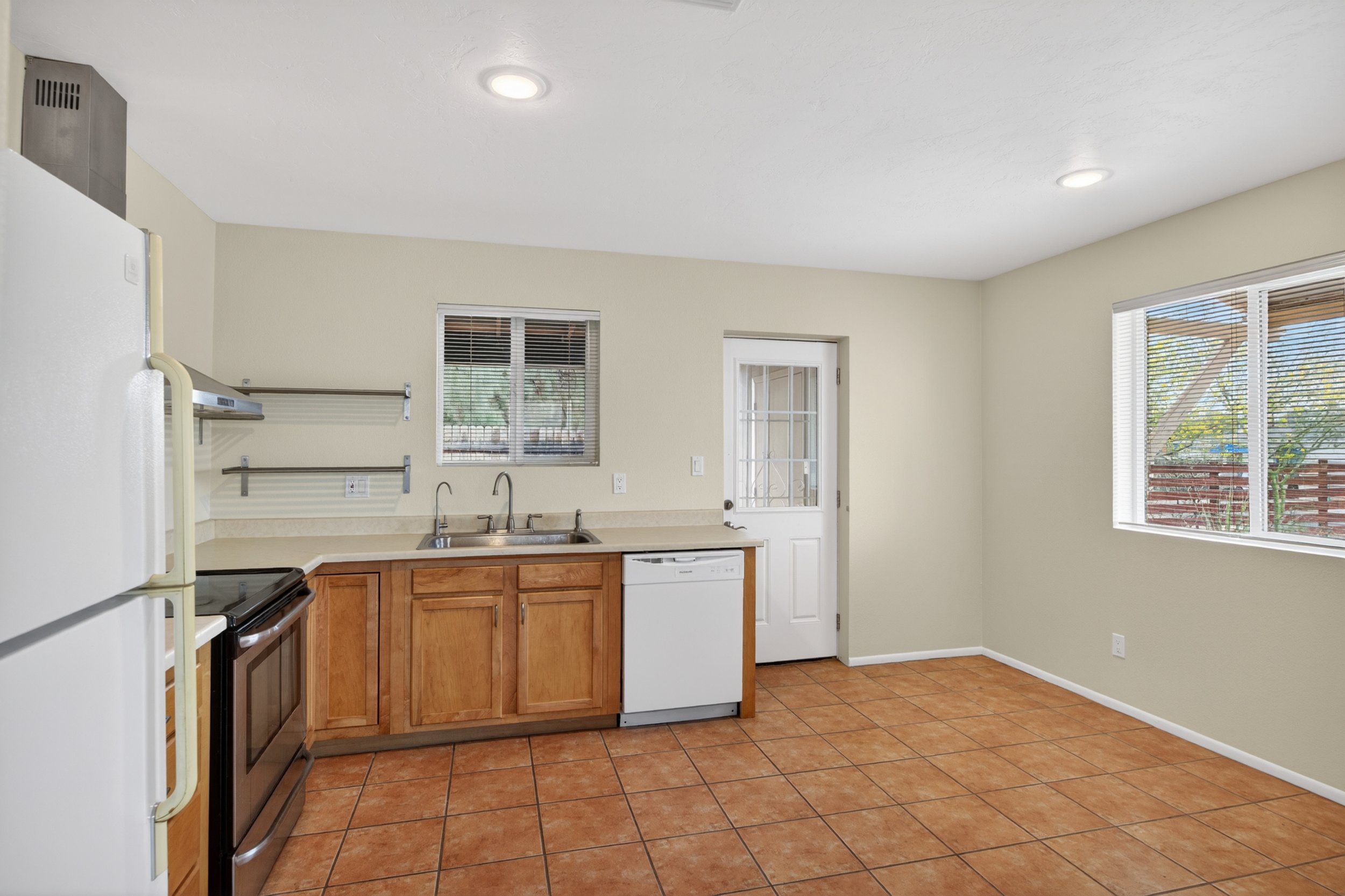 11 Kitchen 1727 photo a.jpg