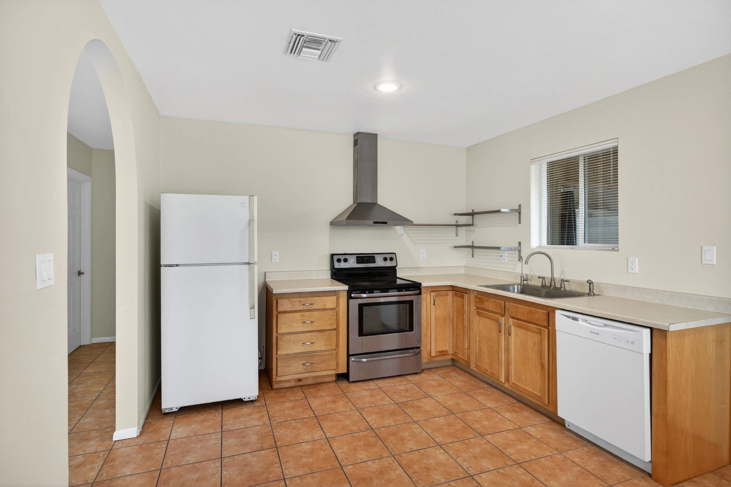 12 Kitchen 1727 photo b.jpg