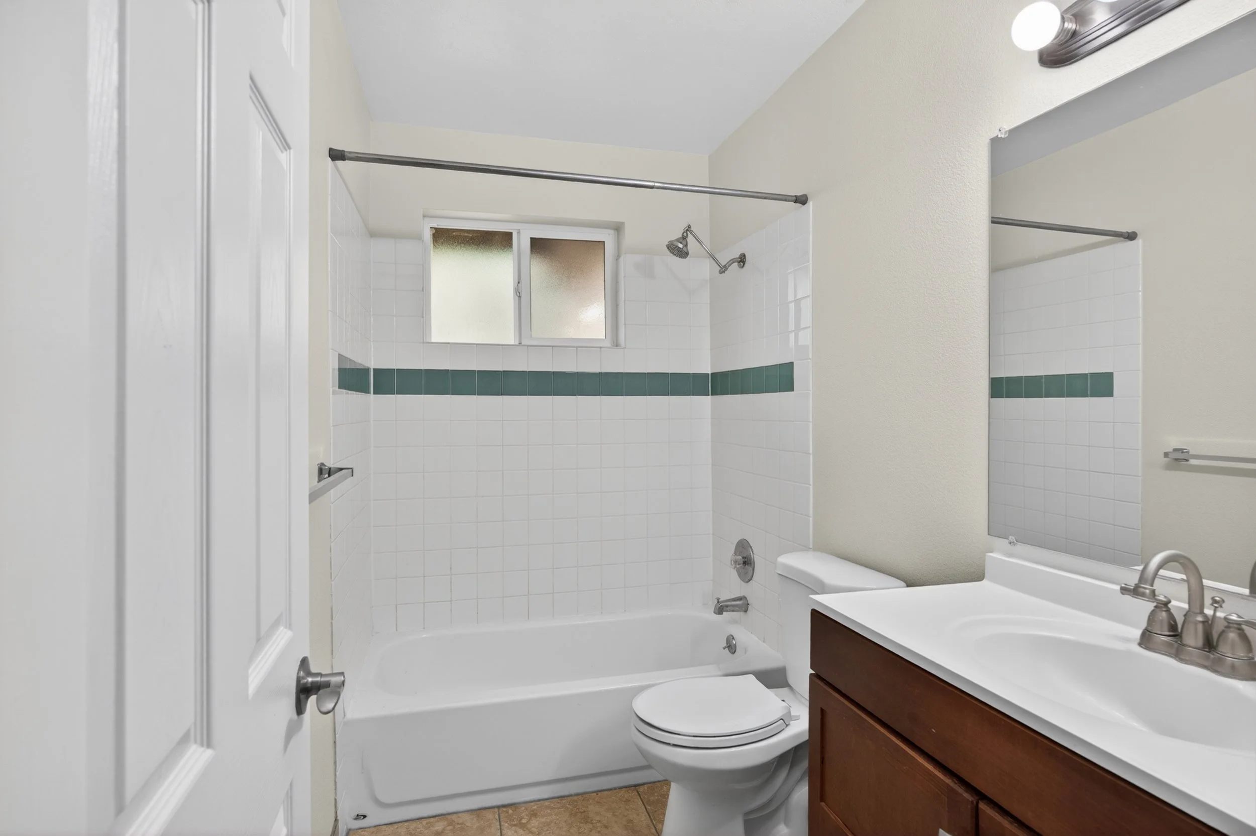 15 Bathroom 1727.jpg