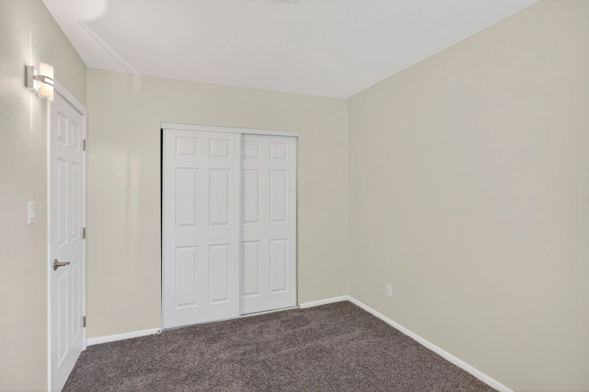 16 Bedroom 1 1727 photo a.jpg