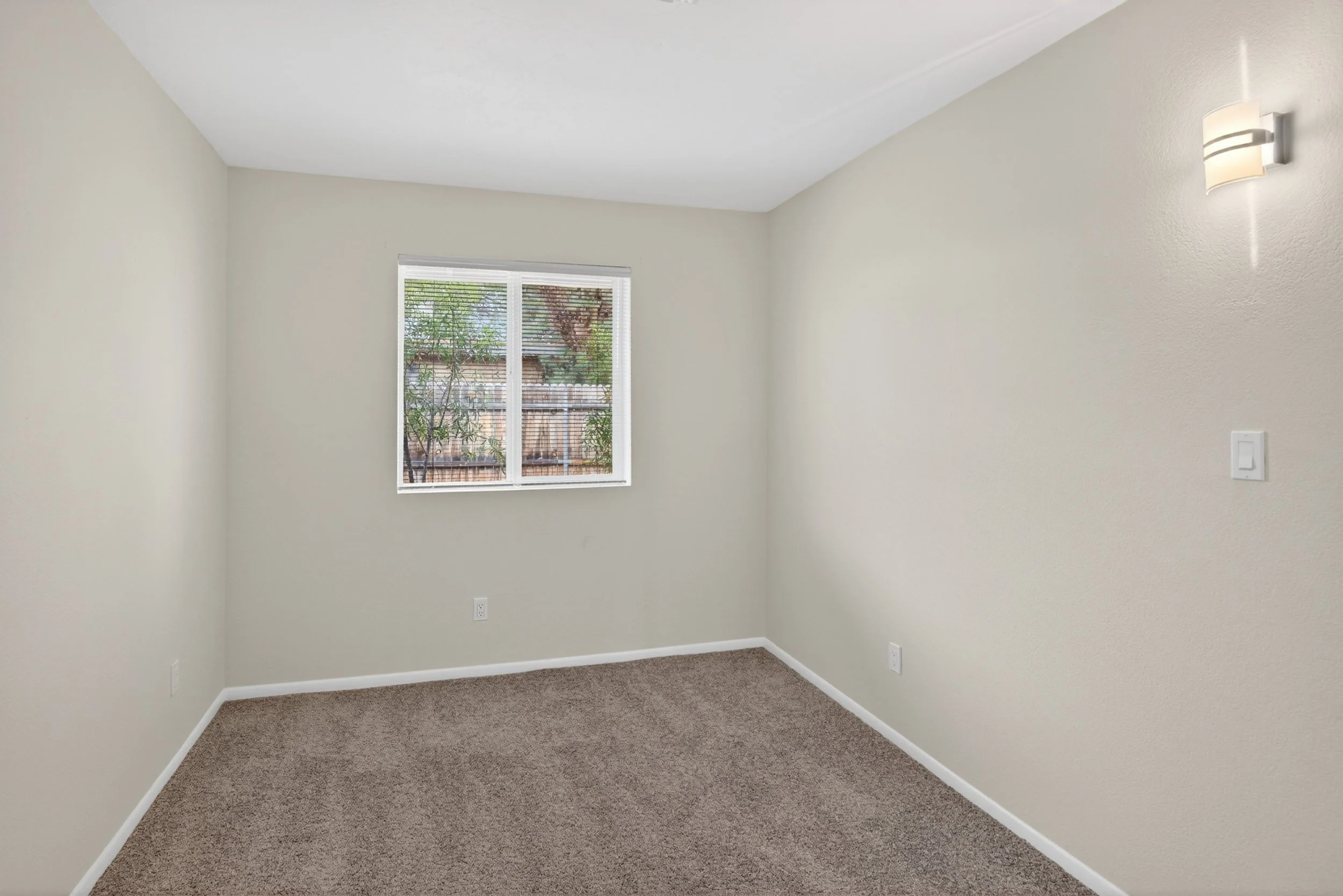 17 Bedroom 1 1727 photo b.jpg