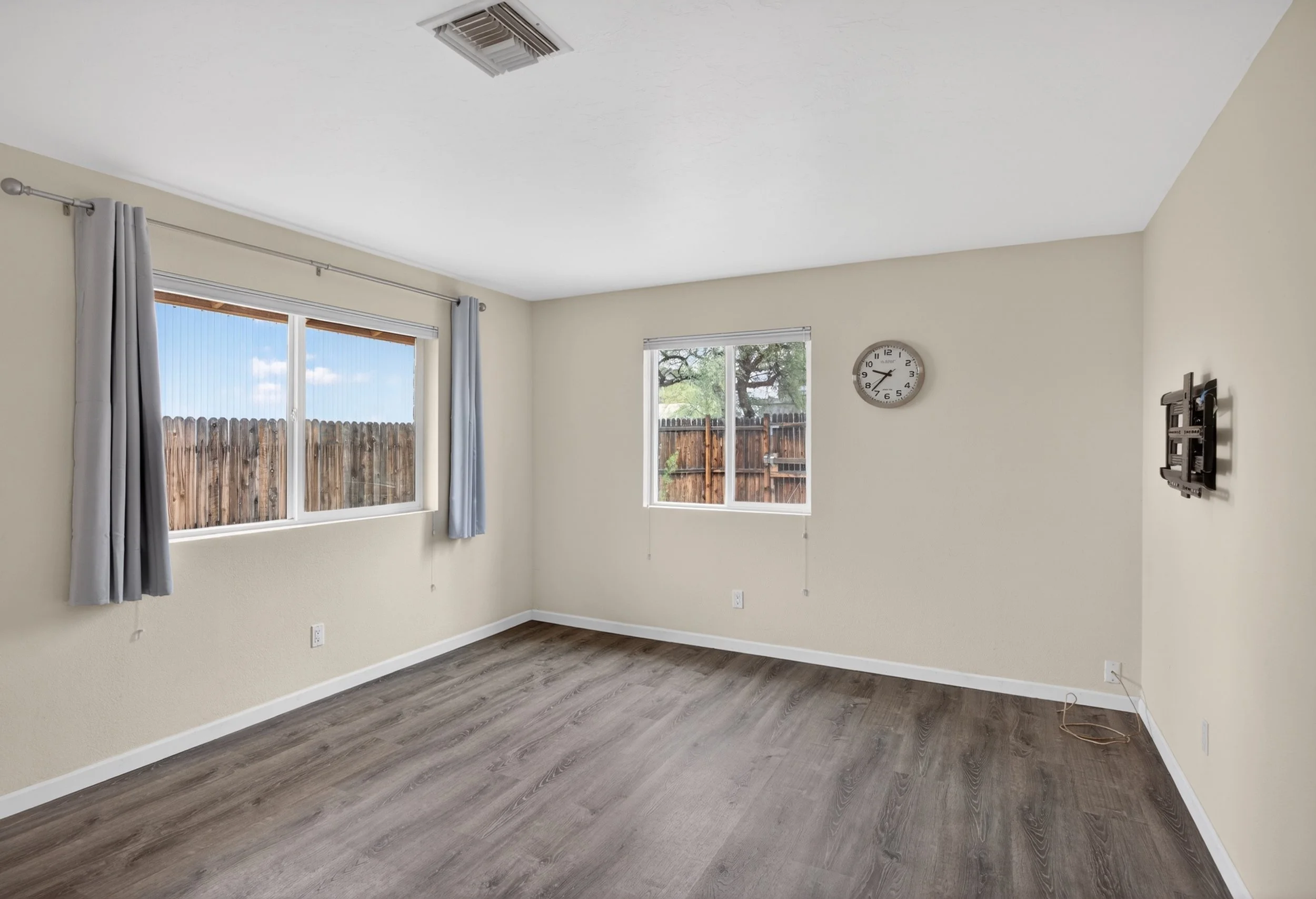 23 Living Room 1729 photo a.jpg
