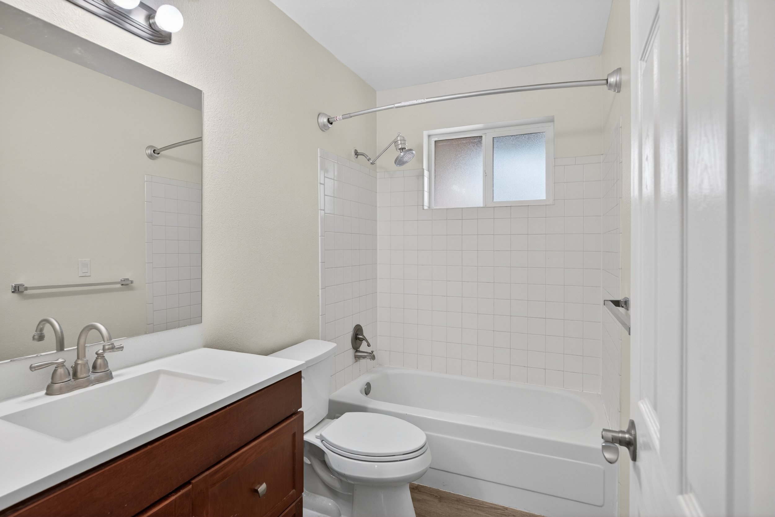 33 Bathroom 1729.jpg