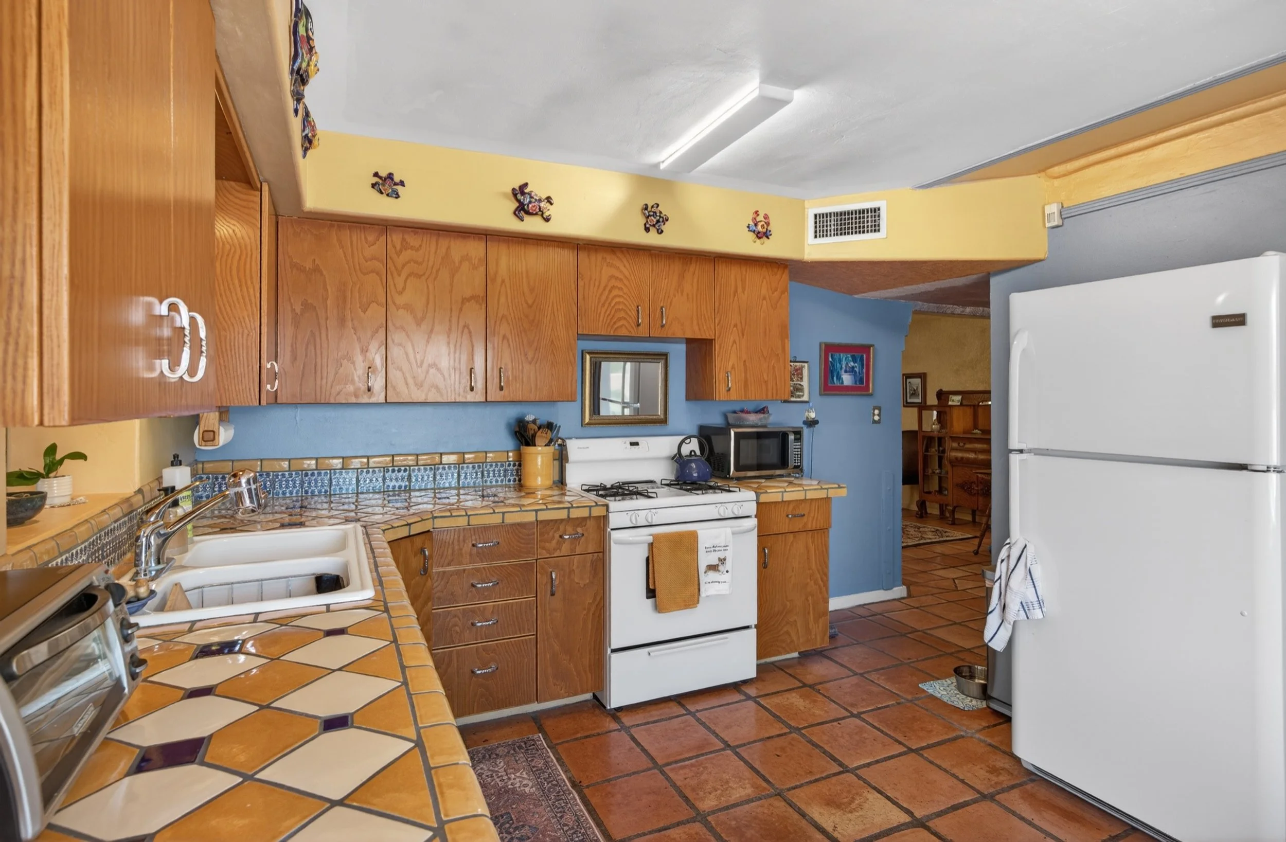 17 Kitchen photo b.jpg