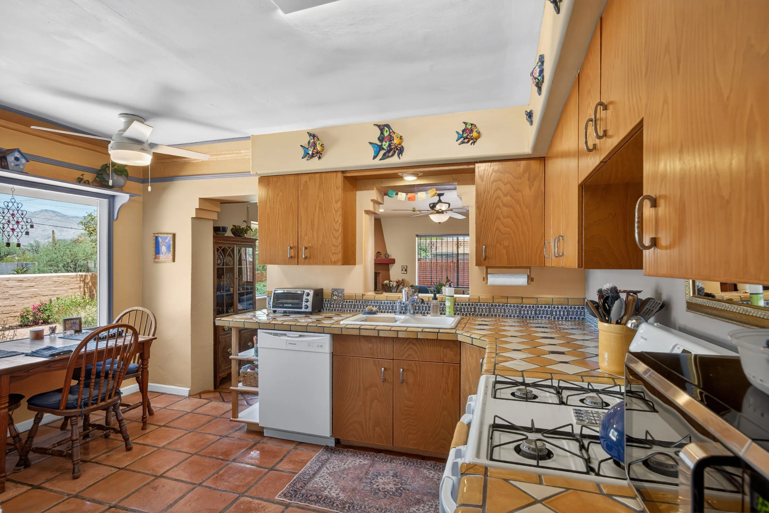 19 Kitchen photo d.jpg