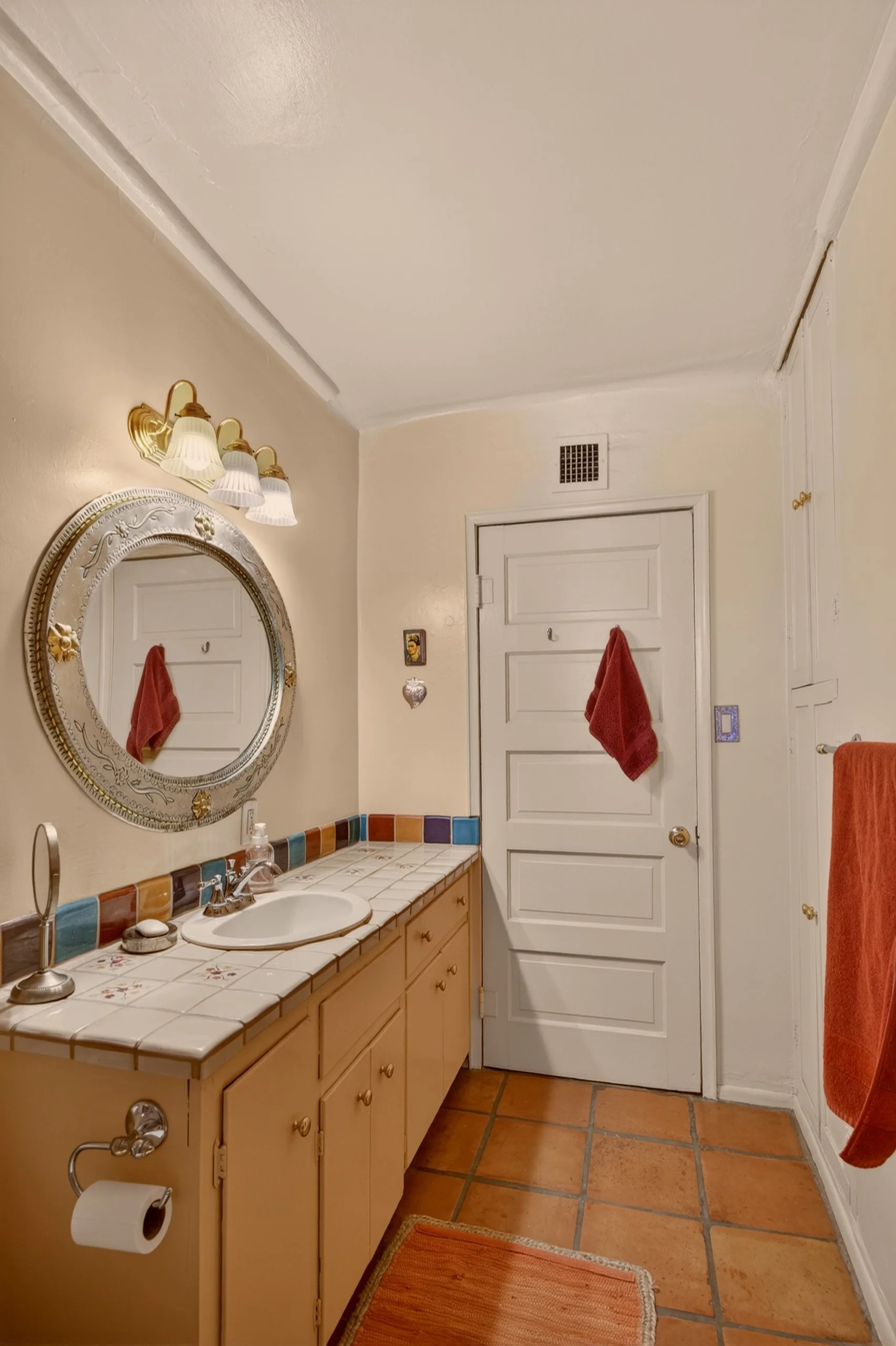 21 Bathroom 2 photo b.jpg