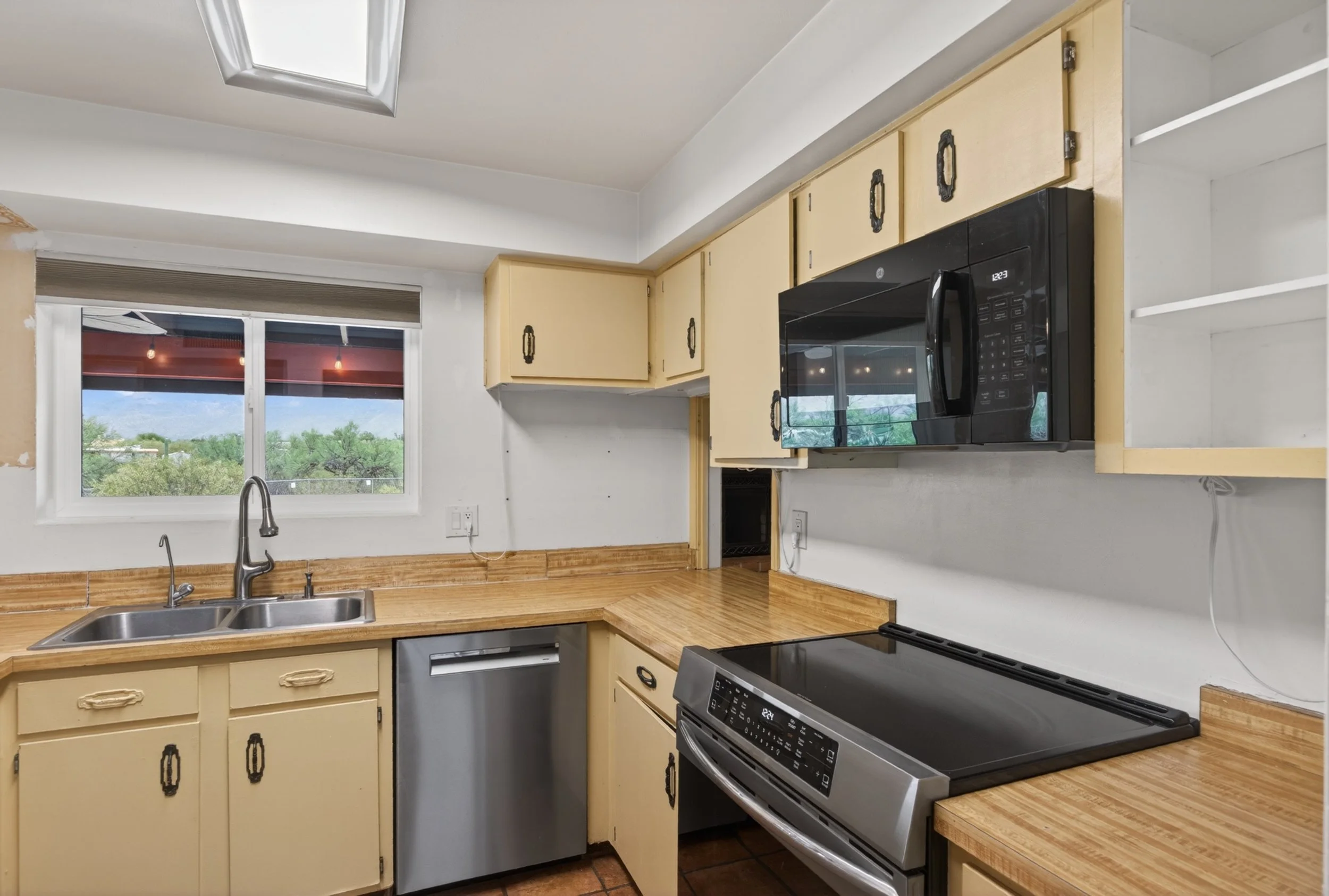 13 Kitchen photo a.jpg