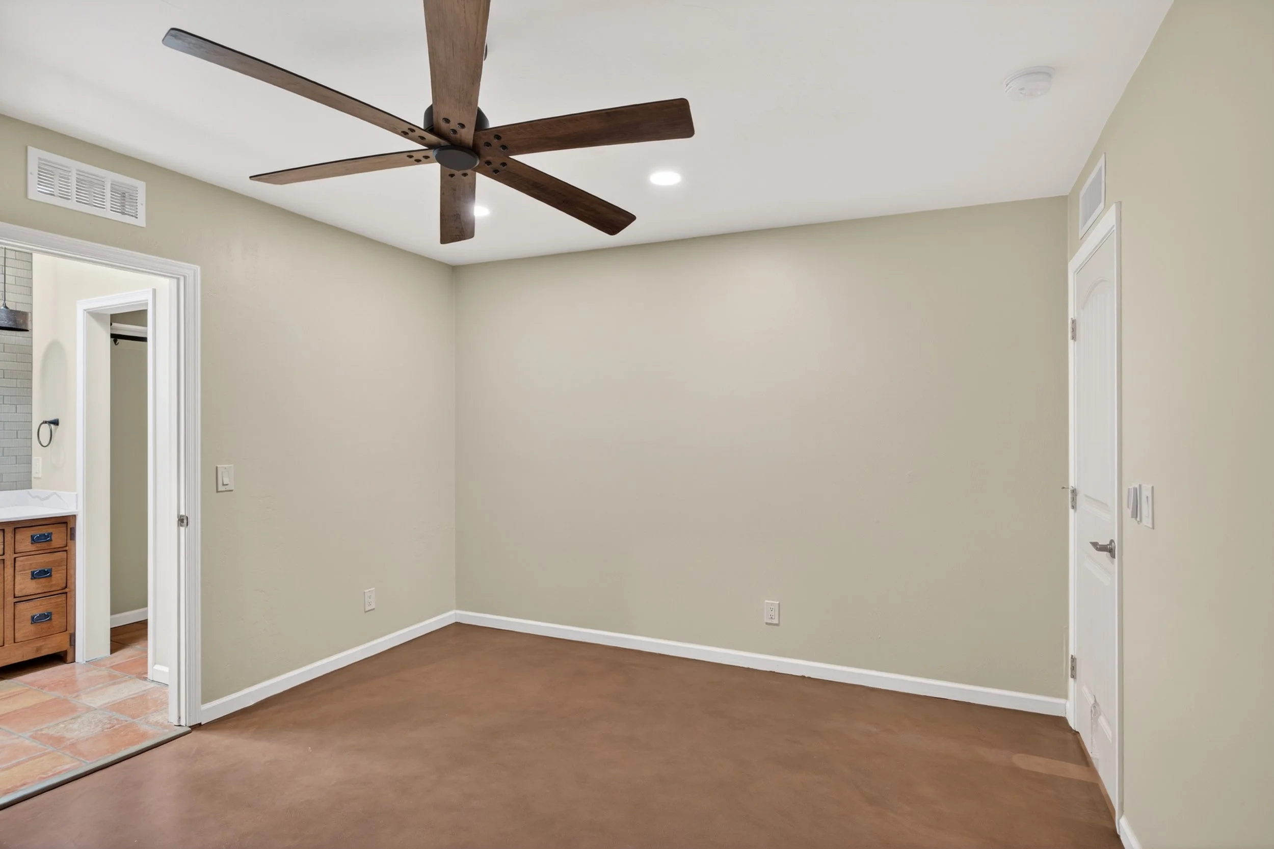 21 Main Bedroom photo b.jpg