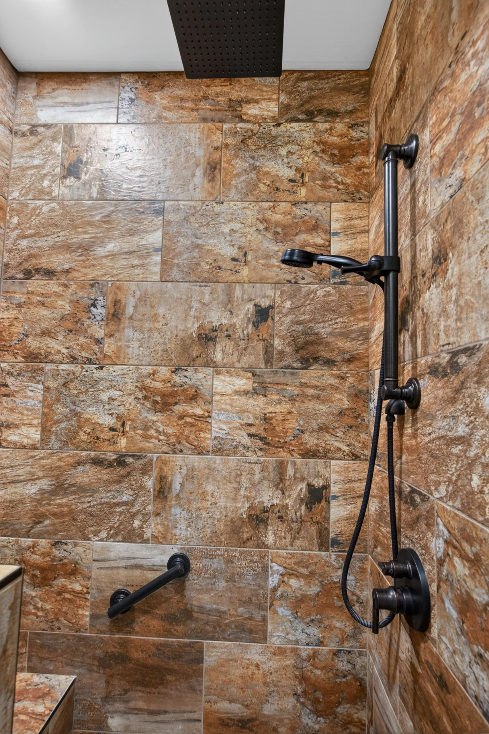 23 Main Bathroom photo b.jpg