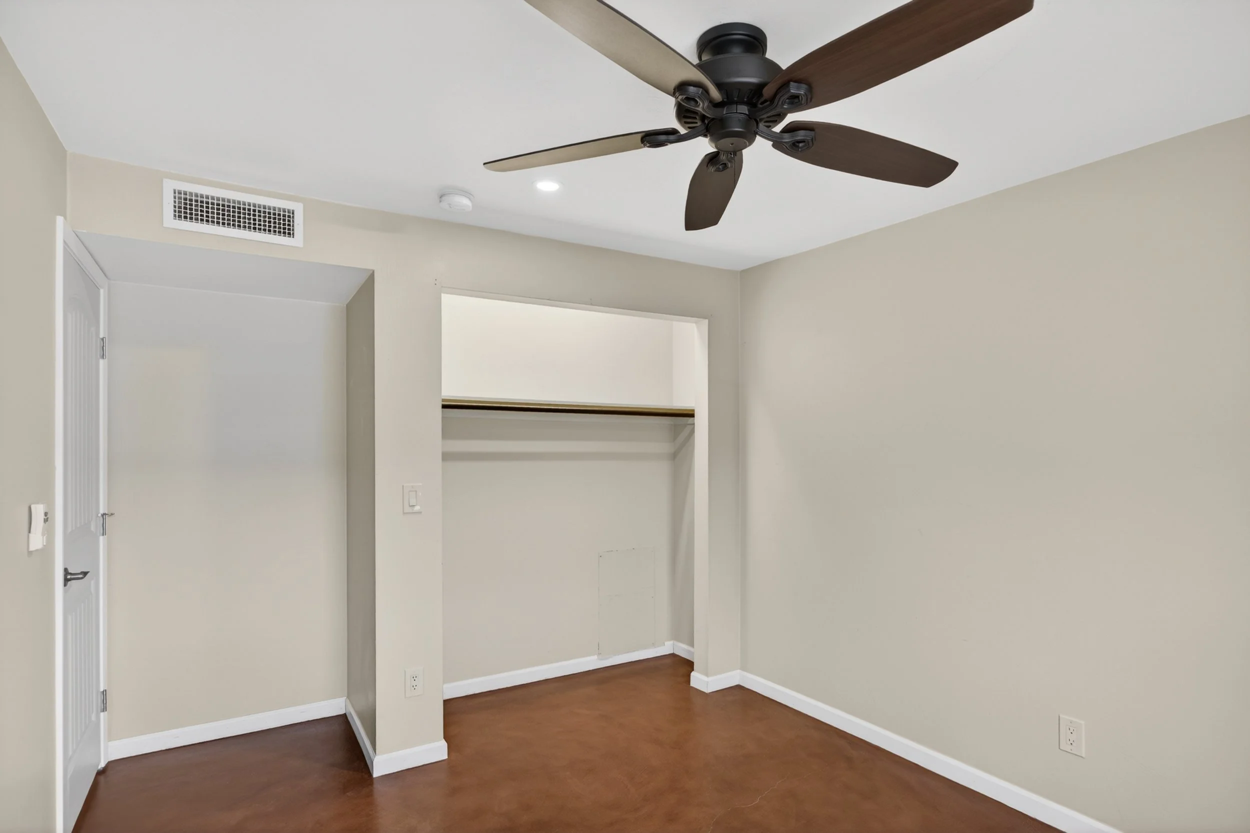 30 Bedroom 3 photo b.jpg