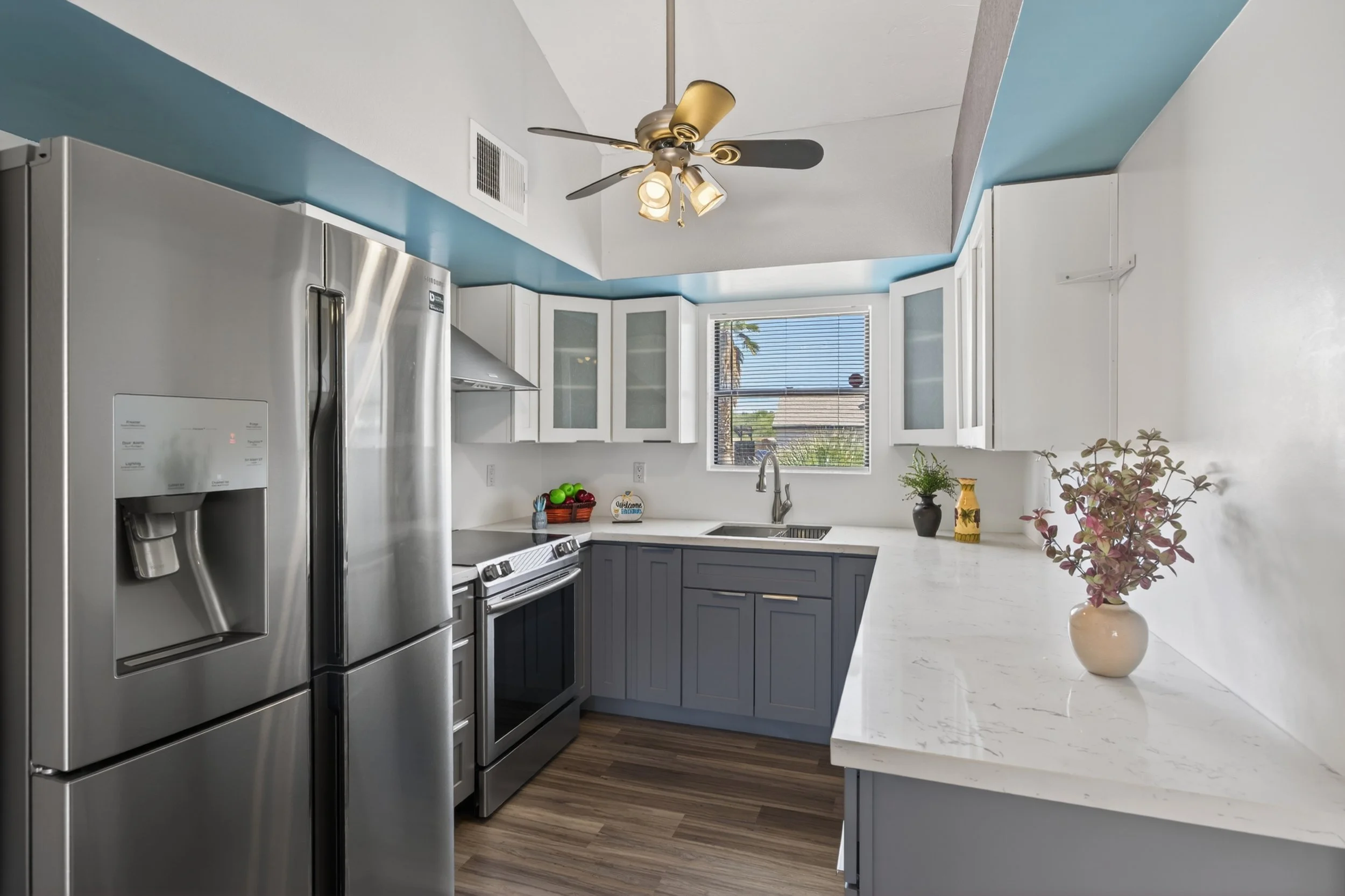 17 Kitchen photo b.jpg