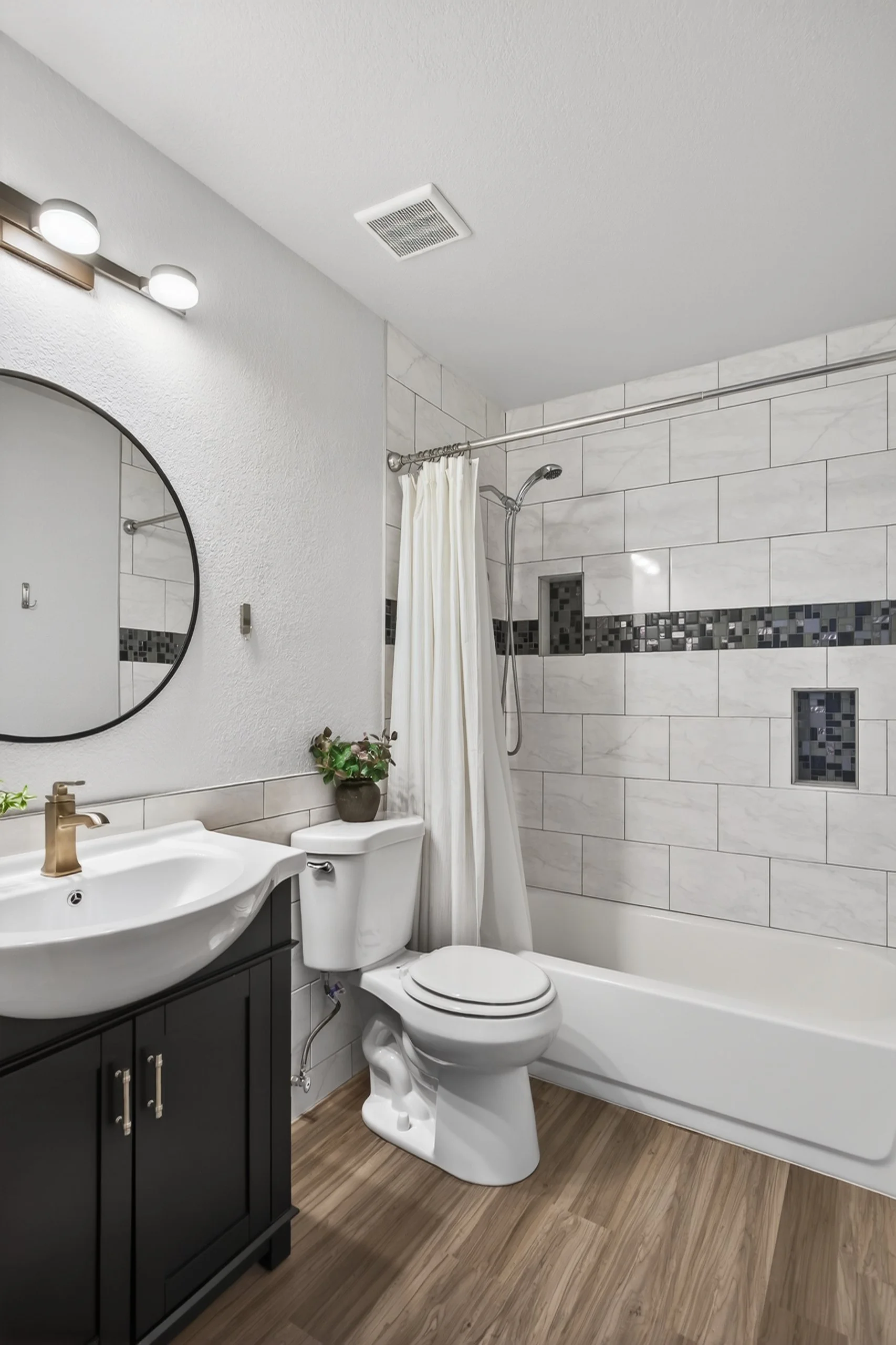 26 Bathroom.jpg