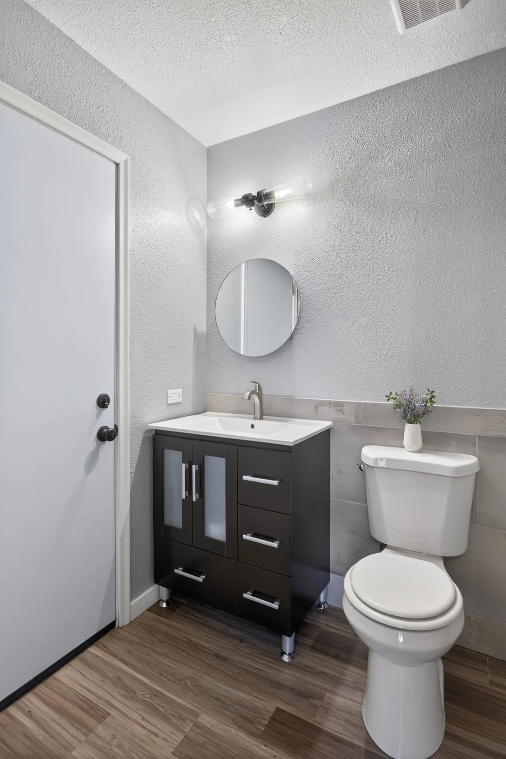 31 Main Bathroom photo a.jpg