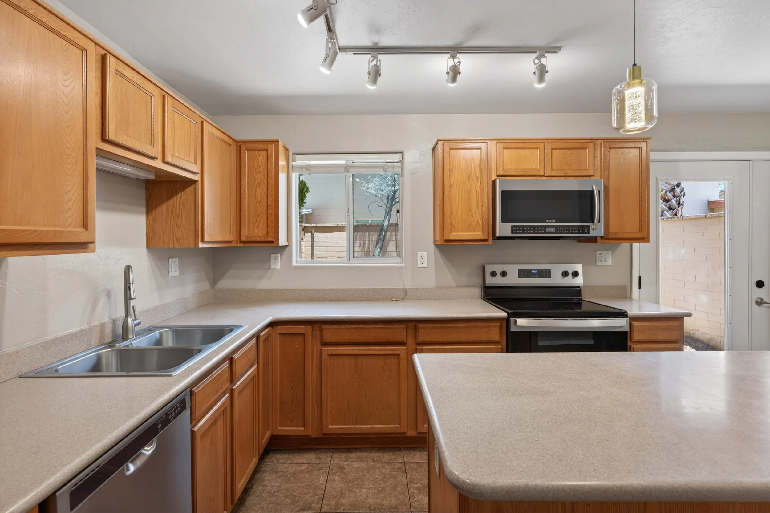 14 Kitchen photo e.jpg